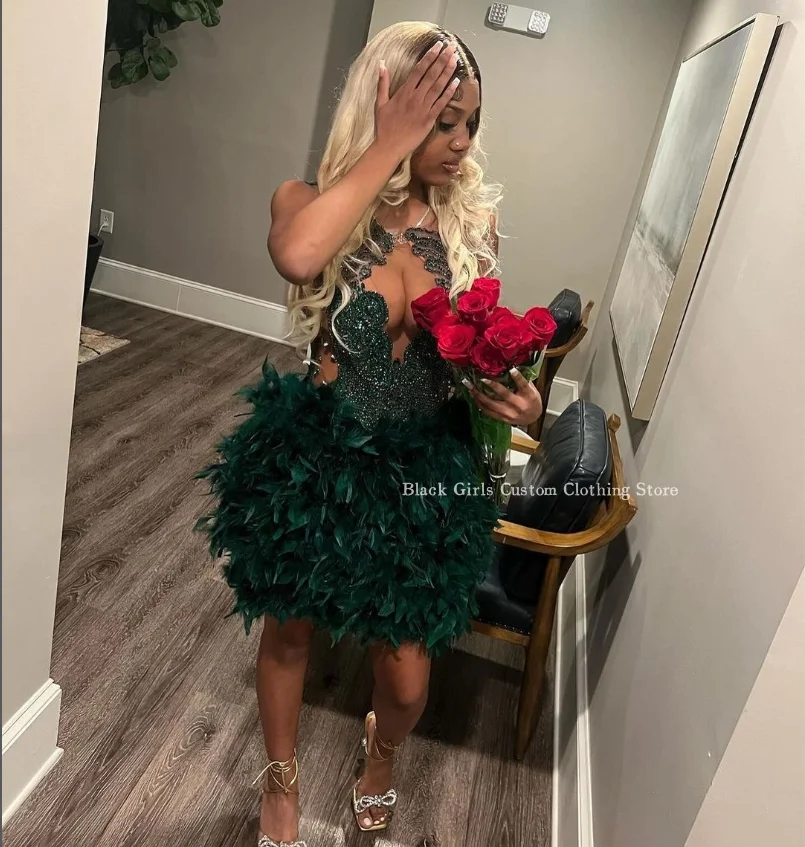 Luxurious Feather Short Homecoming Party Dress 2024 Emerald Green Crystal Applique Black Girl Queen Dress vestidos de fiesta