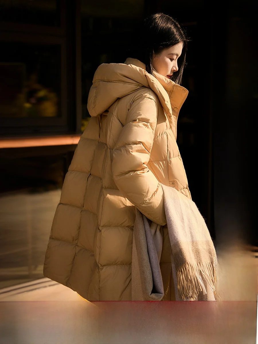 

Женская удлиненная пуховая куртка Xiao Han Pavilion "Winter Prelude" из вулканического микрорельефного материала с 95% гусиным пухом, отслеживаемого происхождения