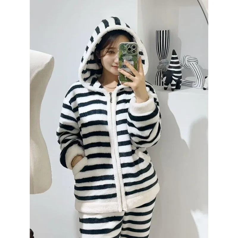 Pigiama da donna autunno e inverno in flanella allentata cardigan a righe ispessito in pile di corallo set di cappelli da casa può essere indossato all'esterno