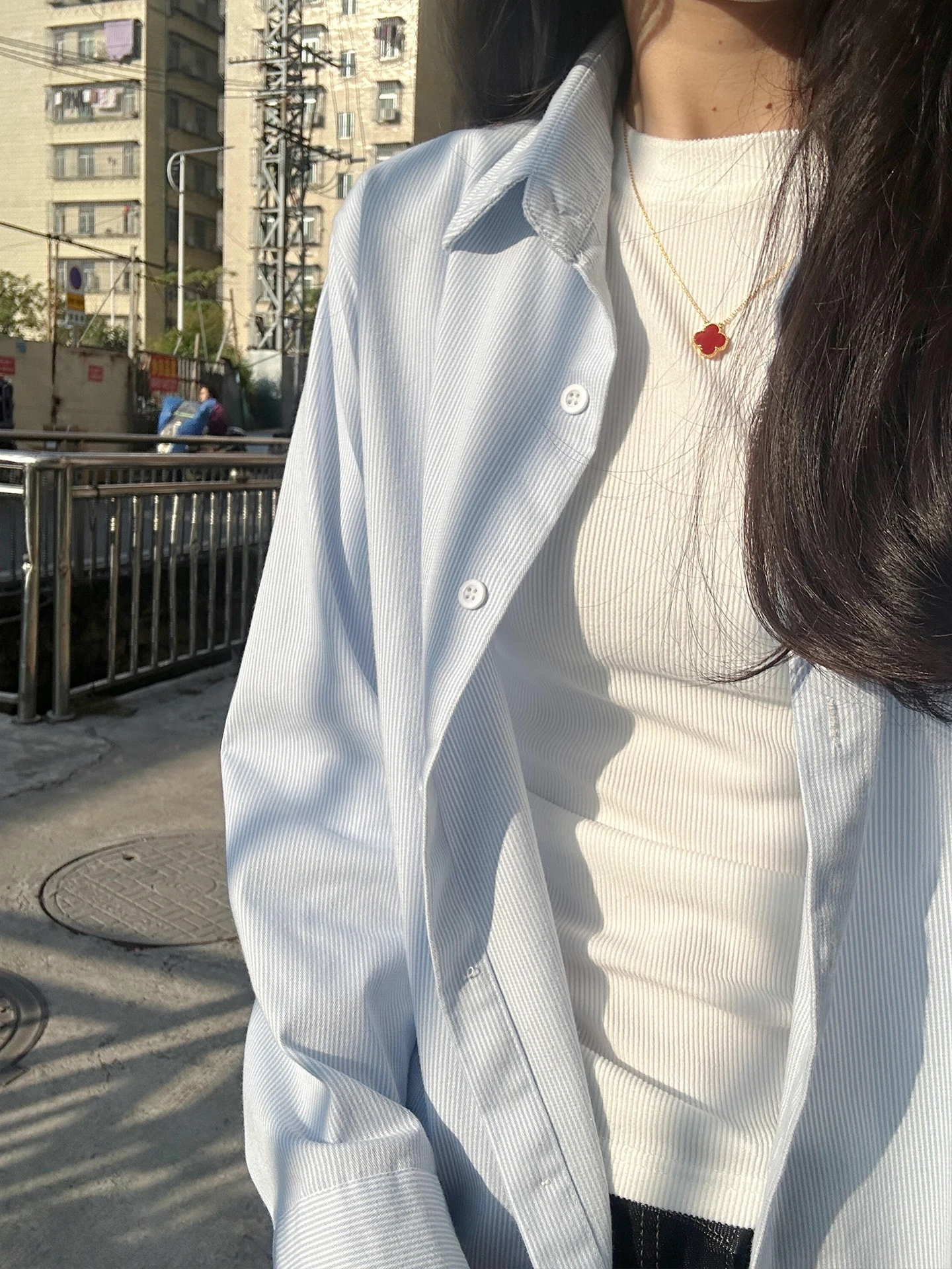 

Светло-голубая полосатая повседневная рубашка мужская свободного кроя с длинным рукавом в стиле Cleanfit из полиэфирного волокна для дома, на каждый день, для поездок на работу, весна-осень