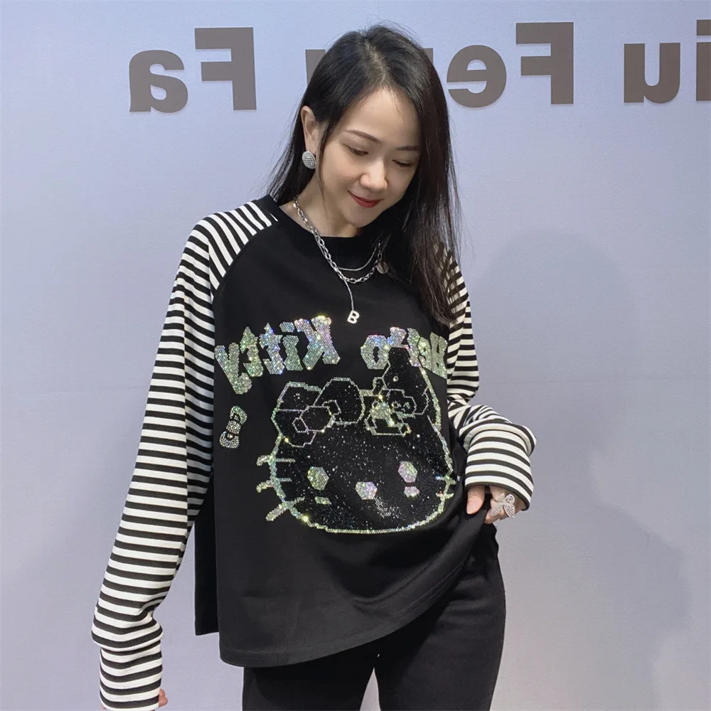 เสื้อยืดแขนยาวลายทางขาวดำหวานๆ คอกลม ผู้หญิง 2025 ฤดูใบไม้ร่วง สไตล์เกาหลีใหม่ ทรงหลวม ประดับเพชรเทียม เสื้อคลุม