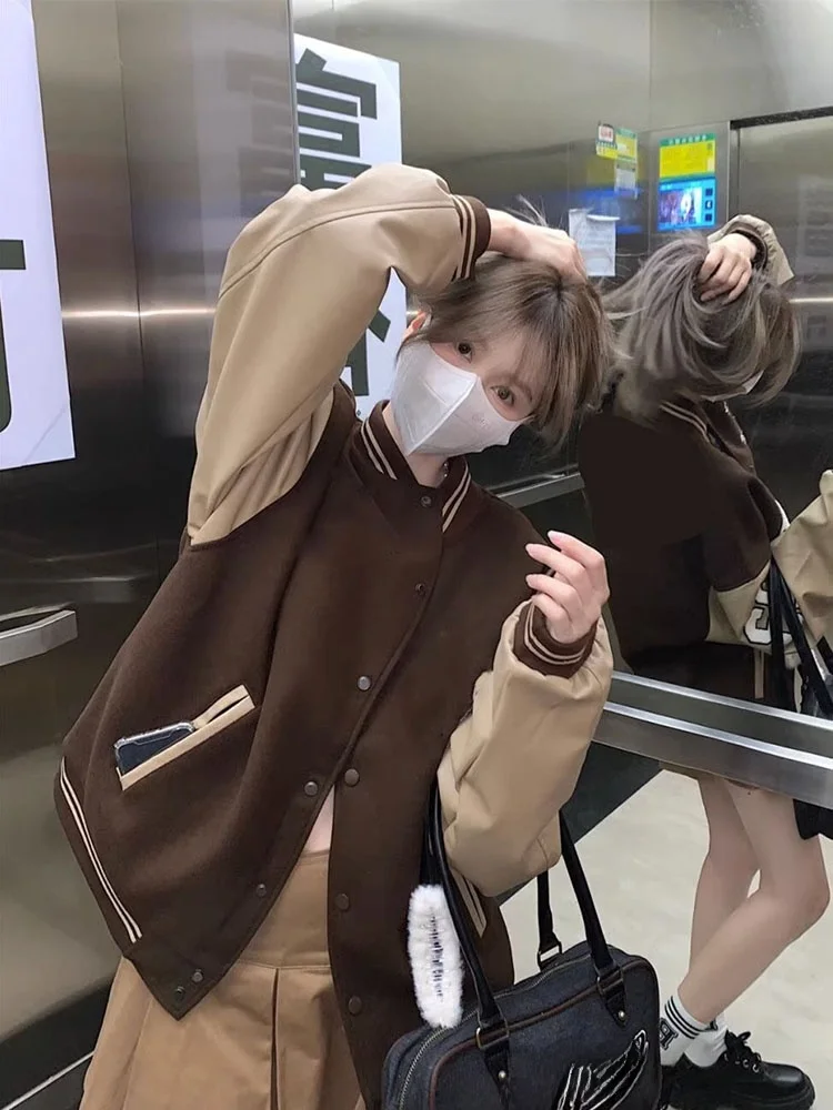 カフェブラウンレトロベースボールジャケット女性のPUレザースリーブルーズストリートスタイルカップルの刺繍アウター春秋