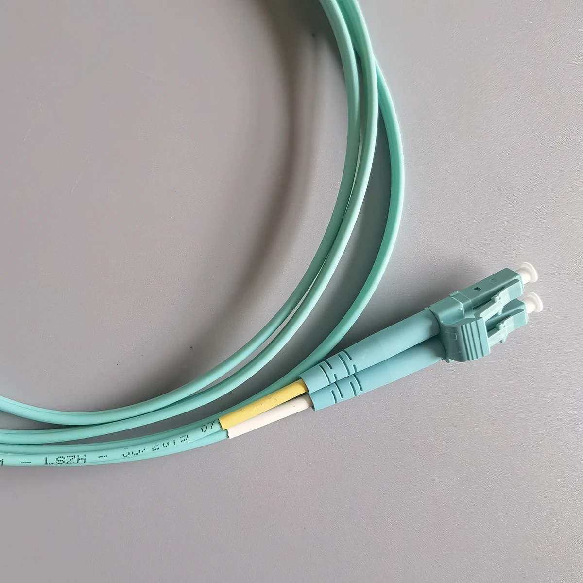 Fibra Optica 1.5m LC-LC OM3/50/125 MM LSZH Dupleks FTTR Kabel Patch Serat Optik 2-Core Kehilangan Penyisipan Rendah & Kehilangan Pengembalian Tinggi