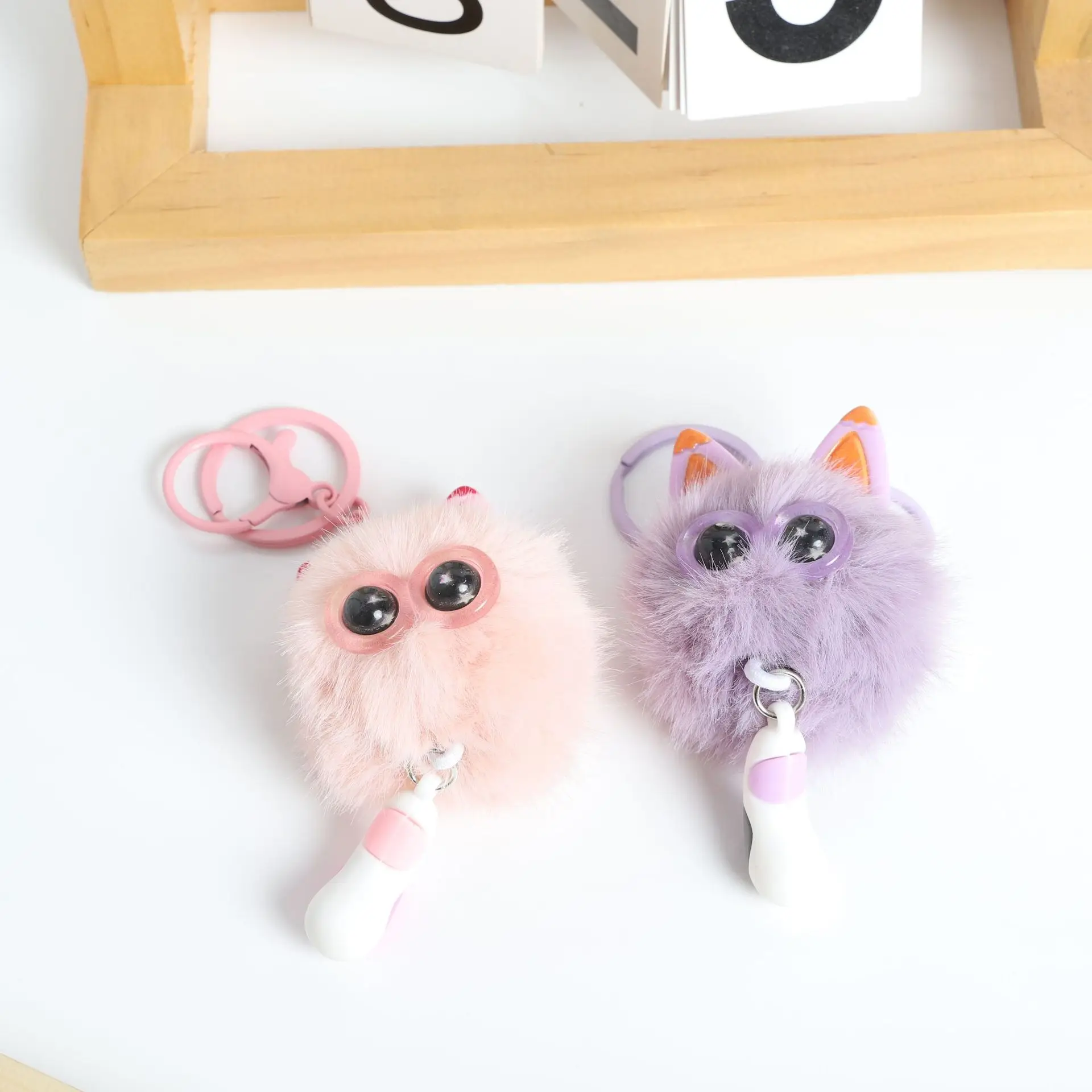 かわいい尻尾付きぬいぐるみキーホルダー - 愛らしいバックパックチャーム、寮のギフトアクセサリー
