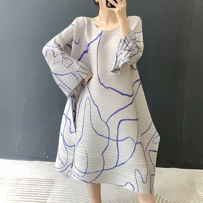 مياكي مطوي فستان محكم من عند الصدر ويتدلى بشكل واسع المرأة 2025 موضة جديدة مخطط طباعة الجولة الرقبة جرس الأكمام فضفاضة أنيقة منتصف طول تنورة