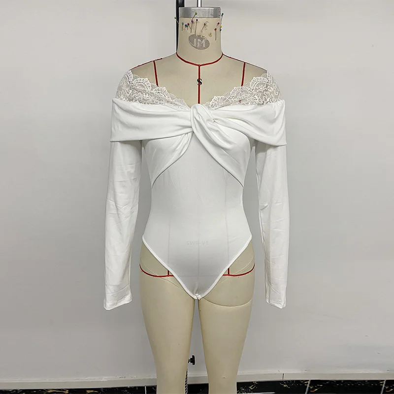 ชุดบอดี้สูทเซ็กซี่เปิดไหล่แต่งลูกไม้ตัดสีทรงเข้ารูปสำหรับผู้หญิง ฤดูใบไม้ผลิ ฤดูใบไม้ร่วง ดีไซน์ผูกด้านหน้า แขนยาว ชุดบอดี้สูทแบบชิ้นเดียว