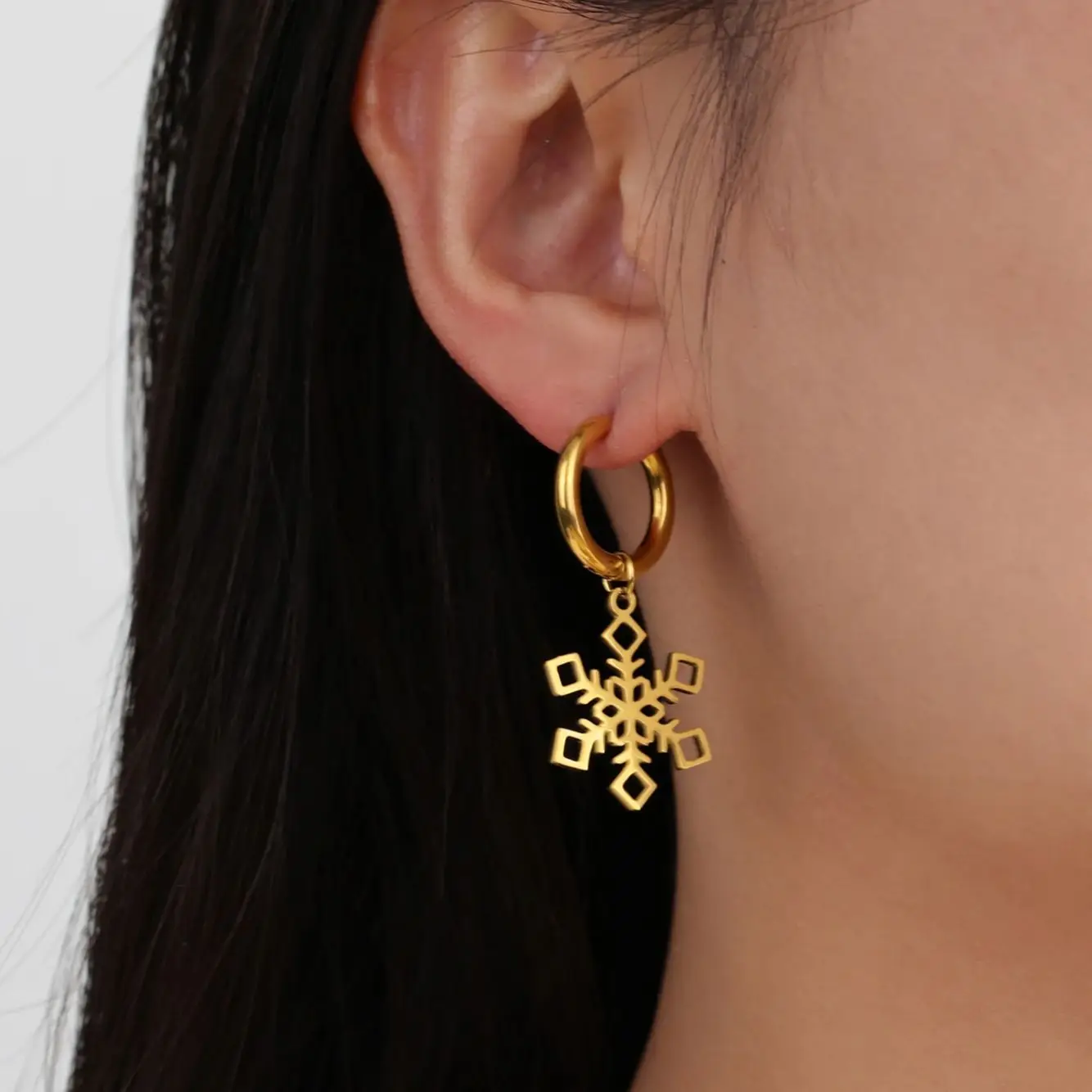 Lucktune Christmas Snowflakes Earrings Stainless Steel Snow Flower Hoop Earrings for Women Girl Fashion Daily Ear Jewelry Gifts