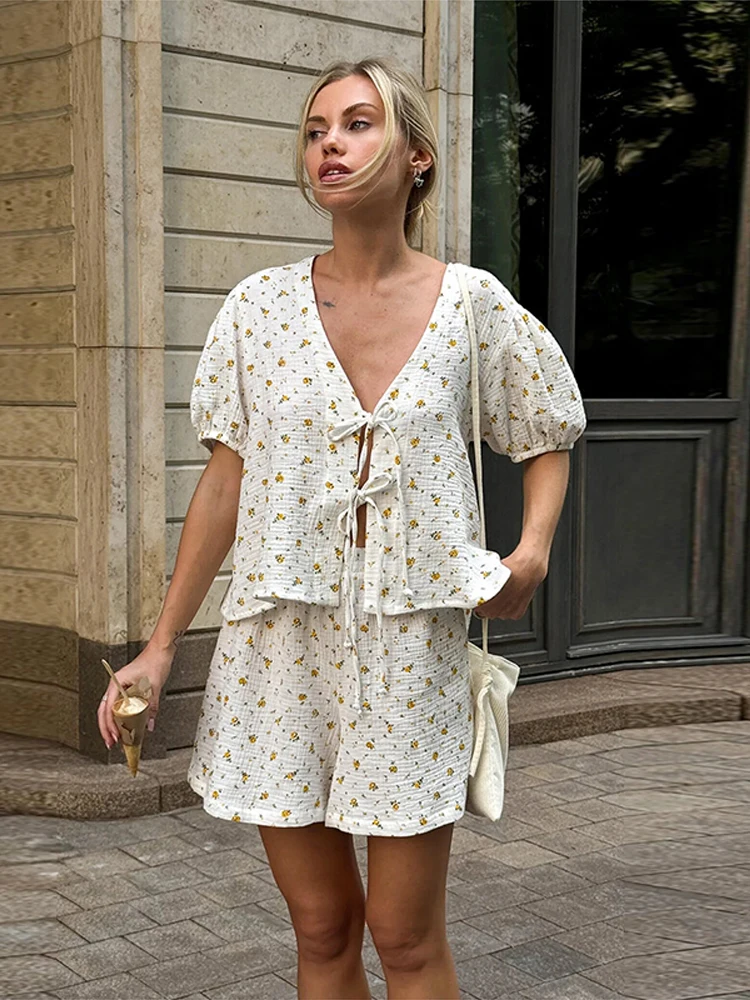 

Хлопковый короткий комплект из 2 предметов с принтом и короткими рукавами, новый летний женский топ с объемными рукавами на бретельках, свободные шорты, женская одежда