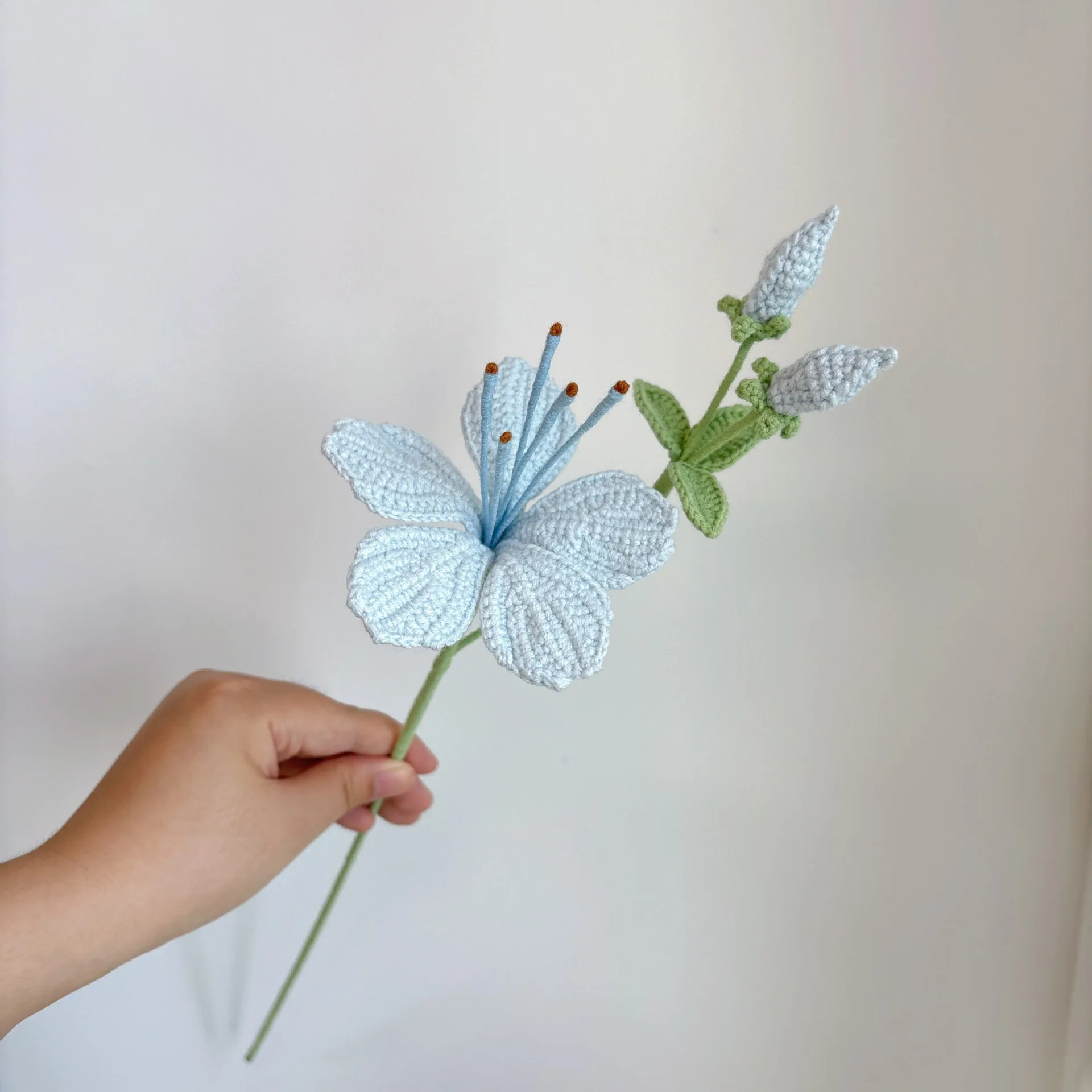 Gehäkelte Blumenkreation, kreative künstliche Rhododendron-Blume, handgefertigte Strickblume, für Hochzeiten, Partys, zur Dekoration von Räumen, als Geschenk. – Detail 6