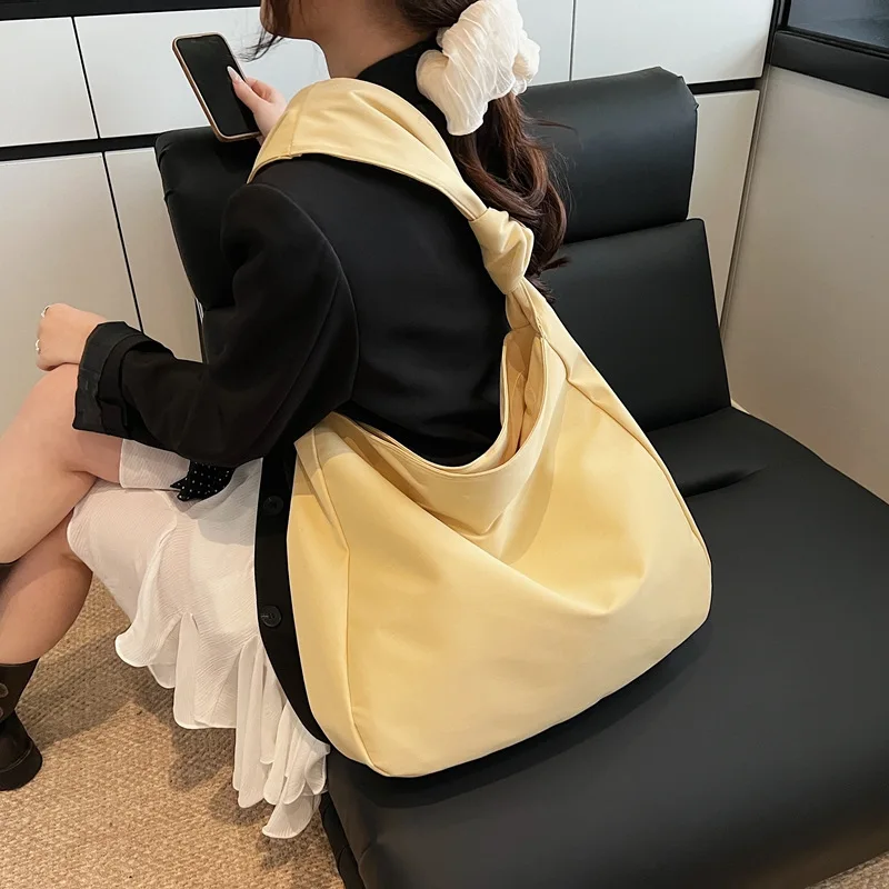 กระเป๋าสะพายไหล่ Luxe ปี 2025, กระเป๋าถือใต้วงแขนขนาดใหญ่สำหรับผู้หญิง, กระเป๋าสะพายข้างลำลอง, กระเป๋าแบบมินิมอลสำหรับกลางวันและกลางคืน, กระเป๋าสะพายแบบมีเท็กซ์เจอร์