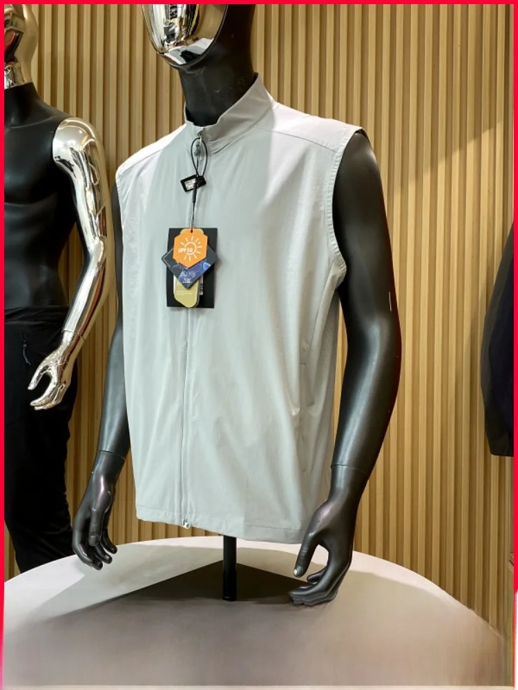 

Men's Casual Laser Punched Sporty High Elastic Vest Standard Edition Breathable Polyester Fiber Zipper Closure Color