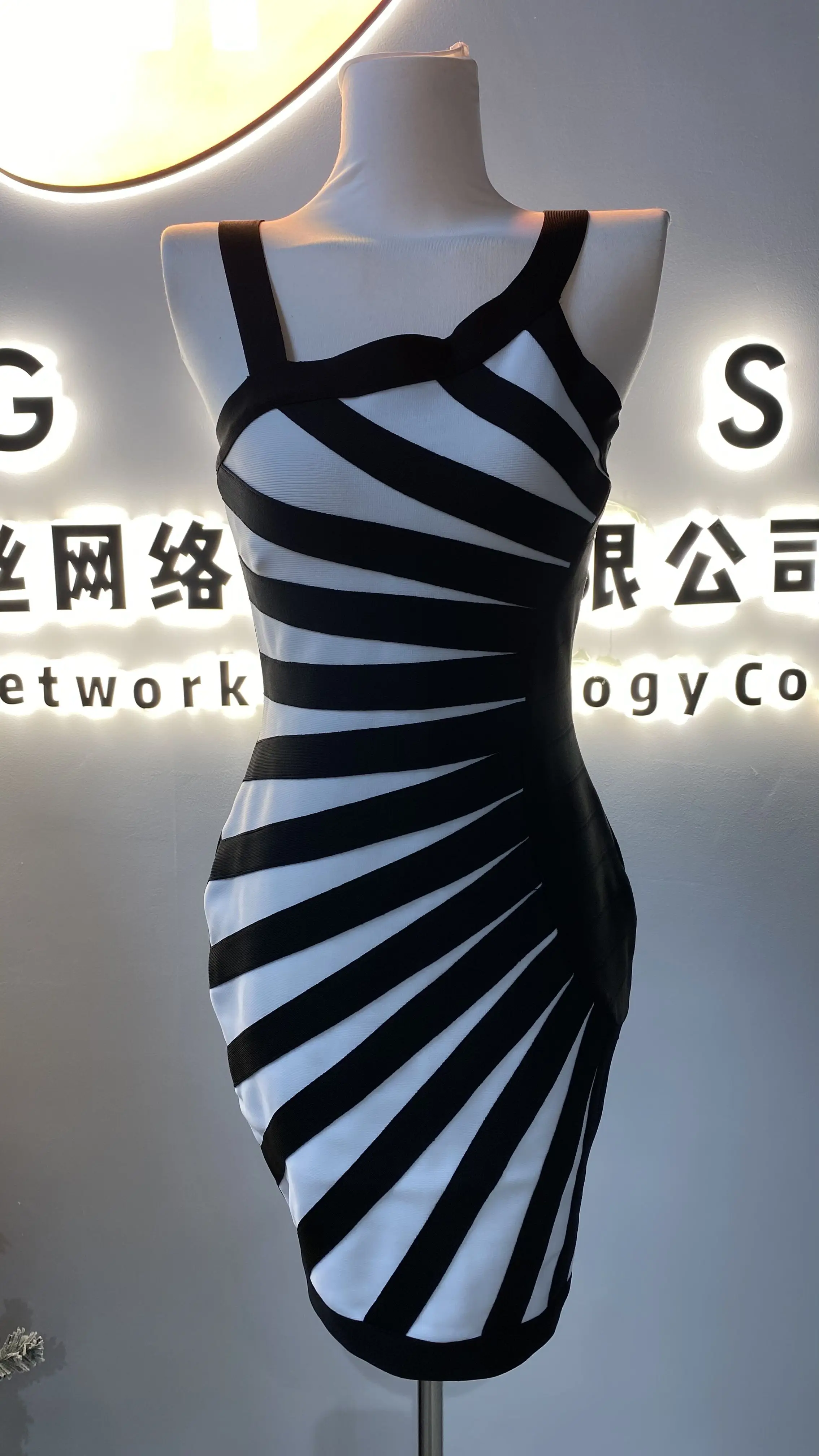 

Women's Retro Black and White Striped Dress High Quality Breathable Digital Printed Printed Dress-GZMM462