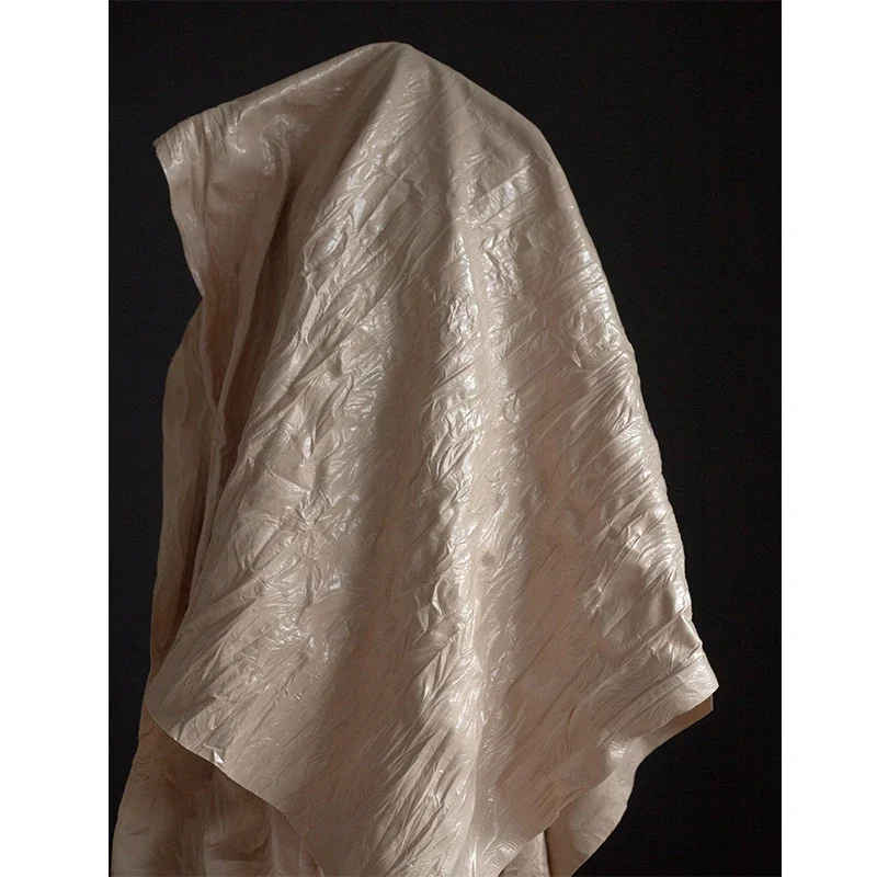 

Композитная водонепроницаемая плиссированная ткань из искусственной кожи для широкой жесткой куртки, дизайнерская ткань для одежды, шитье своими руками на метр, материал