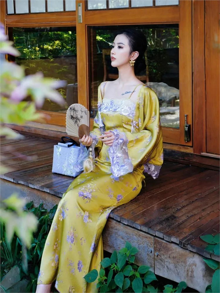 A new Chinese-style mountain-top silk embroidered coat and halter dress set