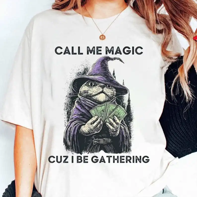 Футболка «Call Me Magic Cuz I Be Gathering» – забавная футболка с мемом про кота-волшебника в стиле фэнтези