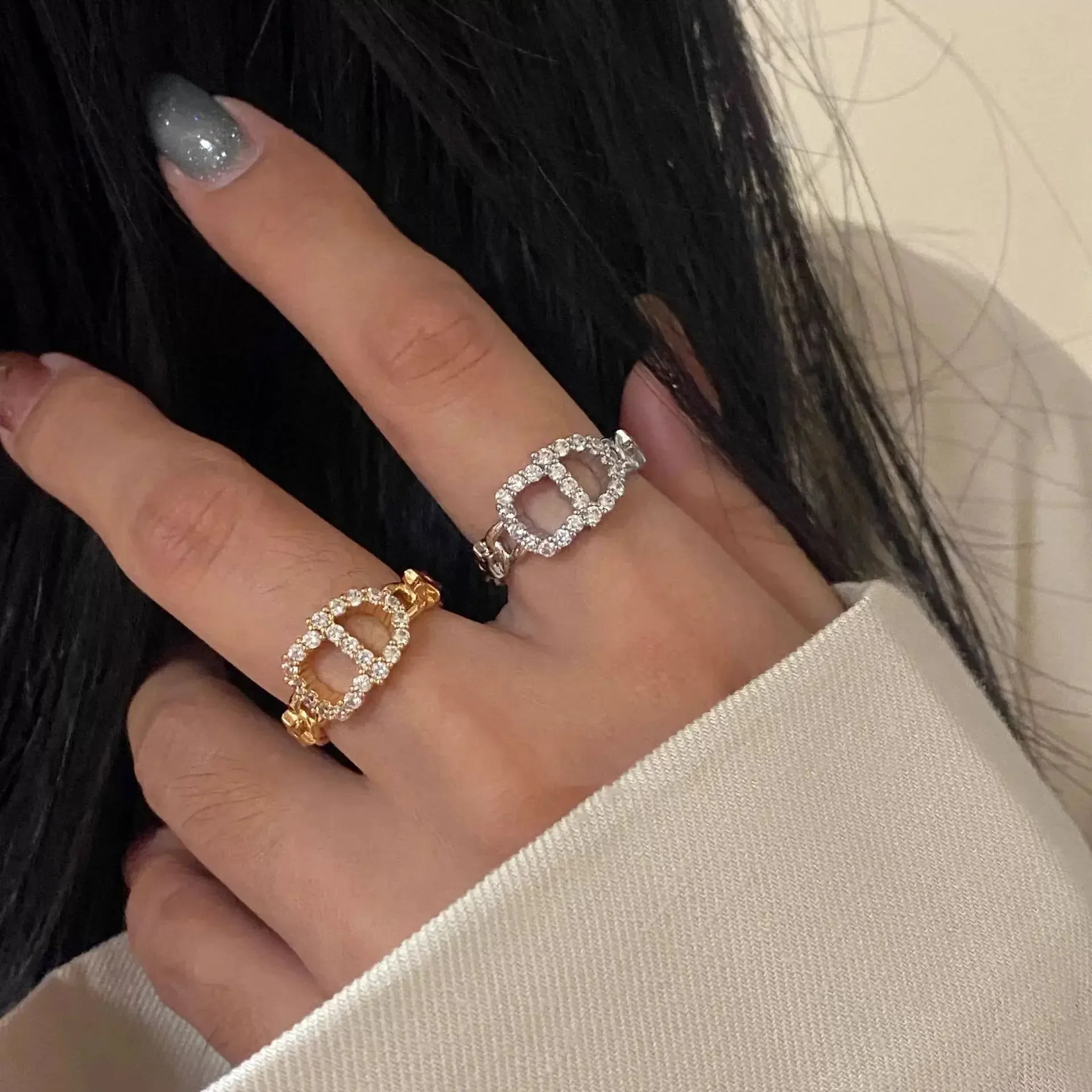 The Korean simple pig-nose ring is versatile, simple and light luxury with a slight zirconium setting 9527