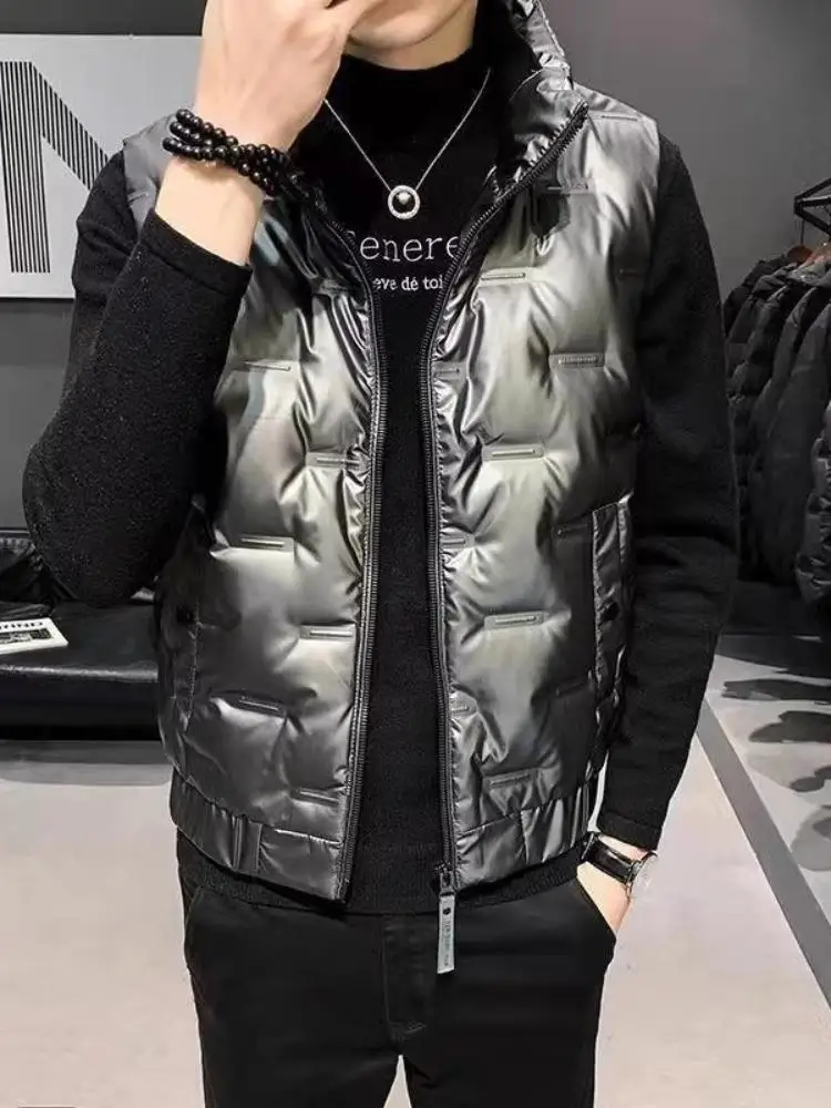 

Новая зимняя мужская пуховая жилетка с гладкой поверхностью, приталенного кроя, в корейском стиле, модная, для среднего возраста, однотонная, с наполнителем из гусиного пуха