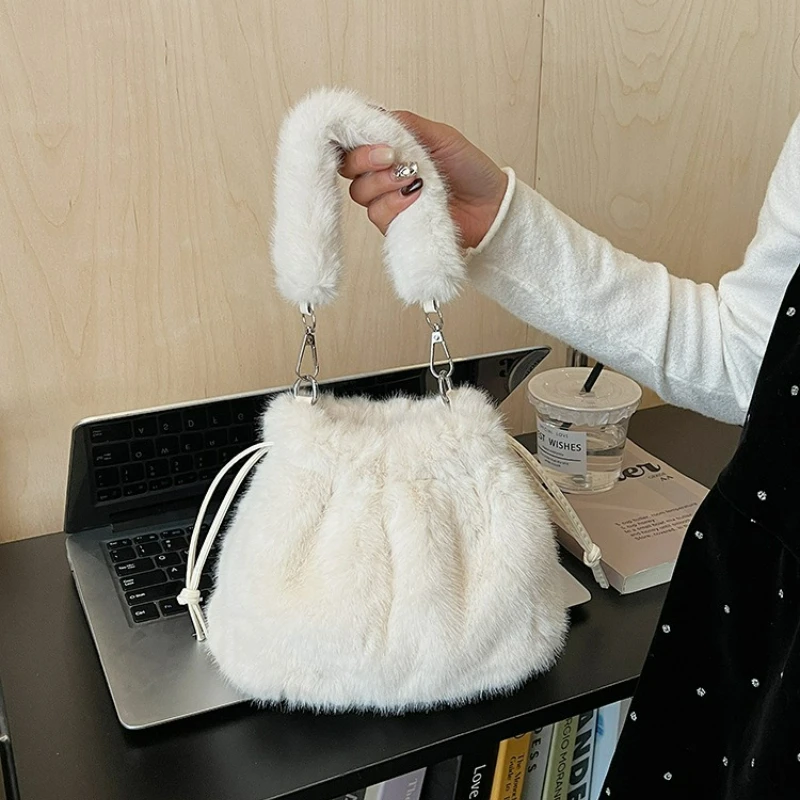 

Fashion Women Shoulder Bag Fluffy Commuter Crossbody Storage Bag Trendy Winter Autumn Texture Simple and Versatile Handle Bag
