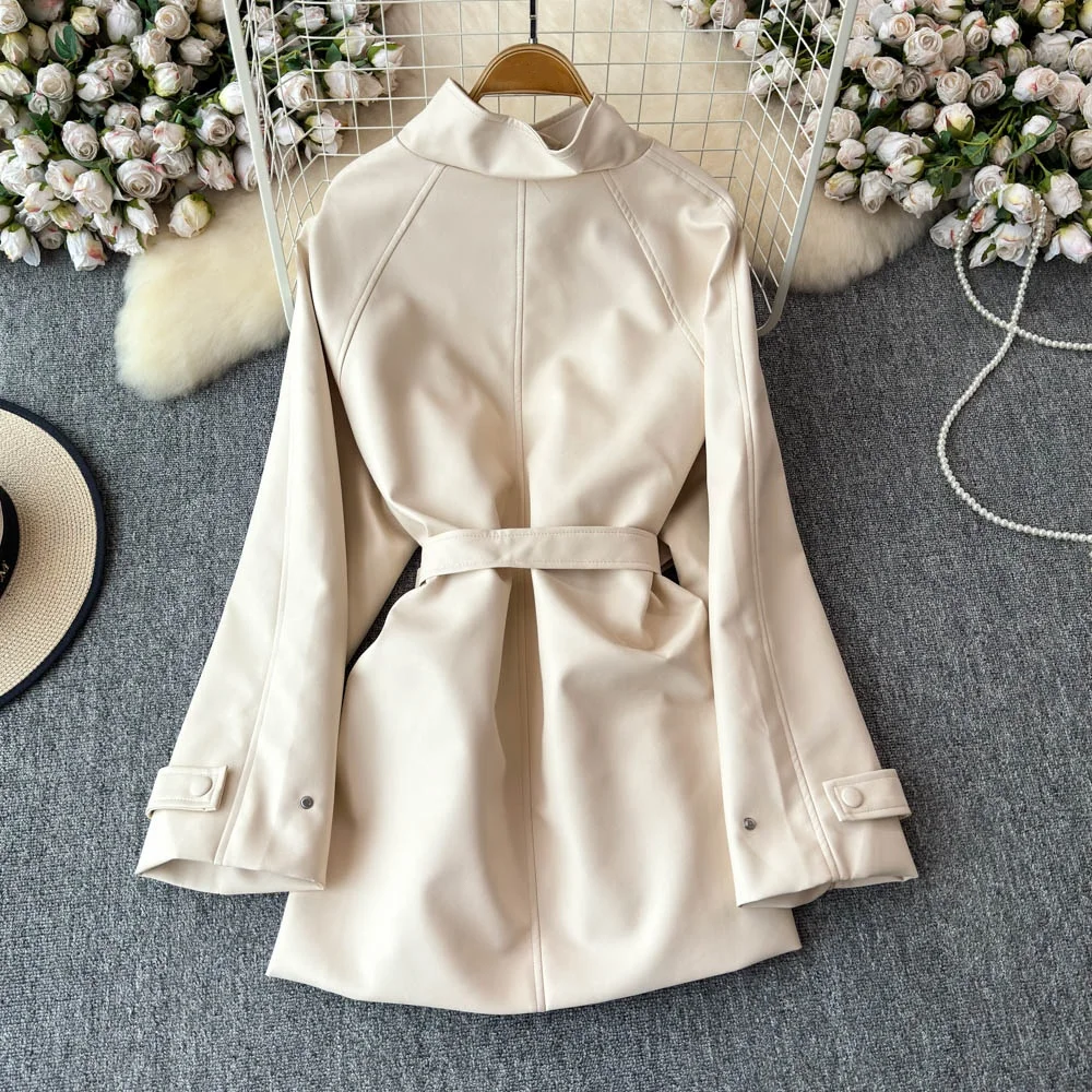 Clothland 女性スタイリッシュな PU レザージャケットルーズスタイル長袖サッシュスタンドカラー トレンチコート Mujer CB175