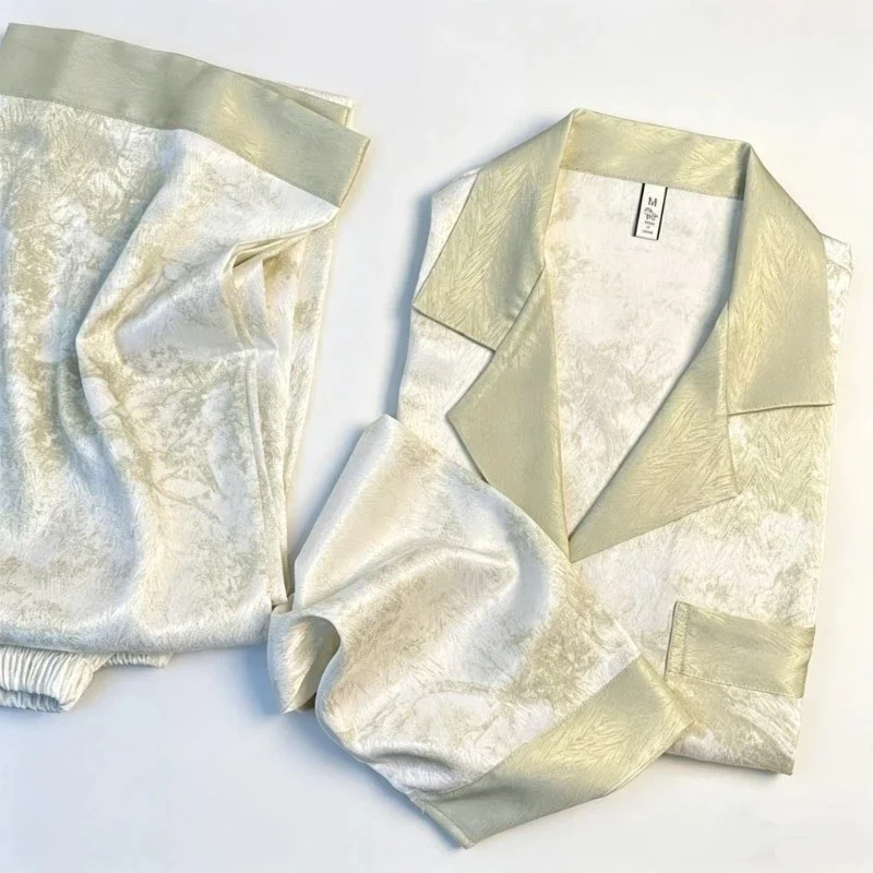 Damen-Hauskleidung mit Revers und Knöpfen, 2-teiliges Outfit-Set, Bedruckte Pyjamas für Damen, Herbst-Winter Neuheit aus Eisseide