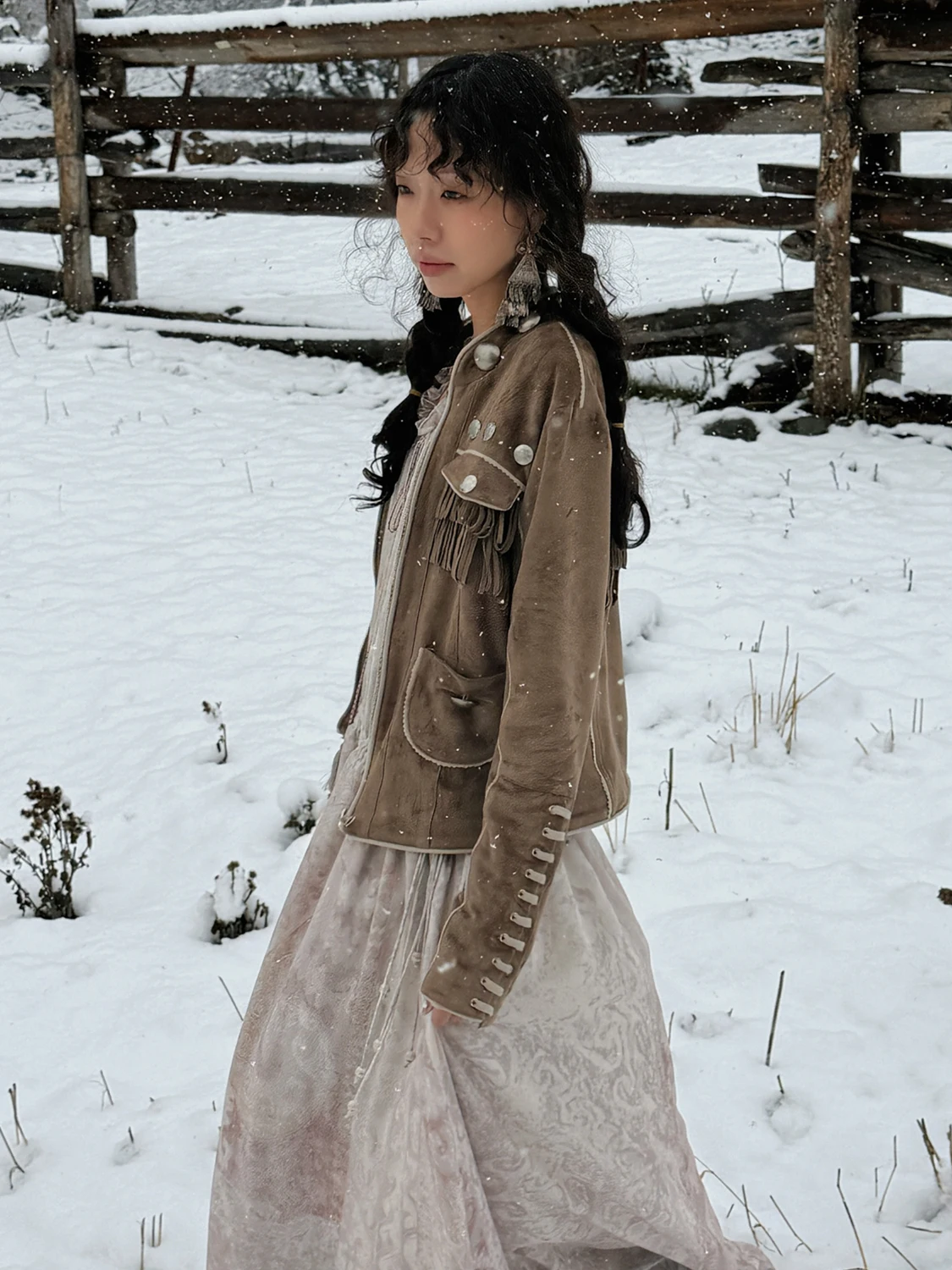 Długi płaszcz damski z miękkiej skóry napa o wysokiej gramaturze, z frędzlami, wiązany, w stylu vintage, o regularnej długości, wykonany z tkaniny syntetycznej.