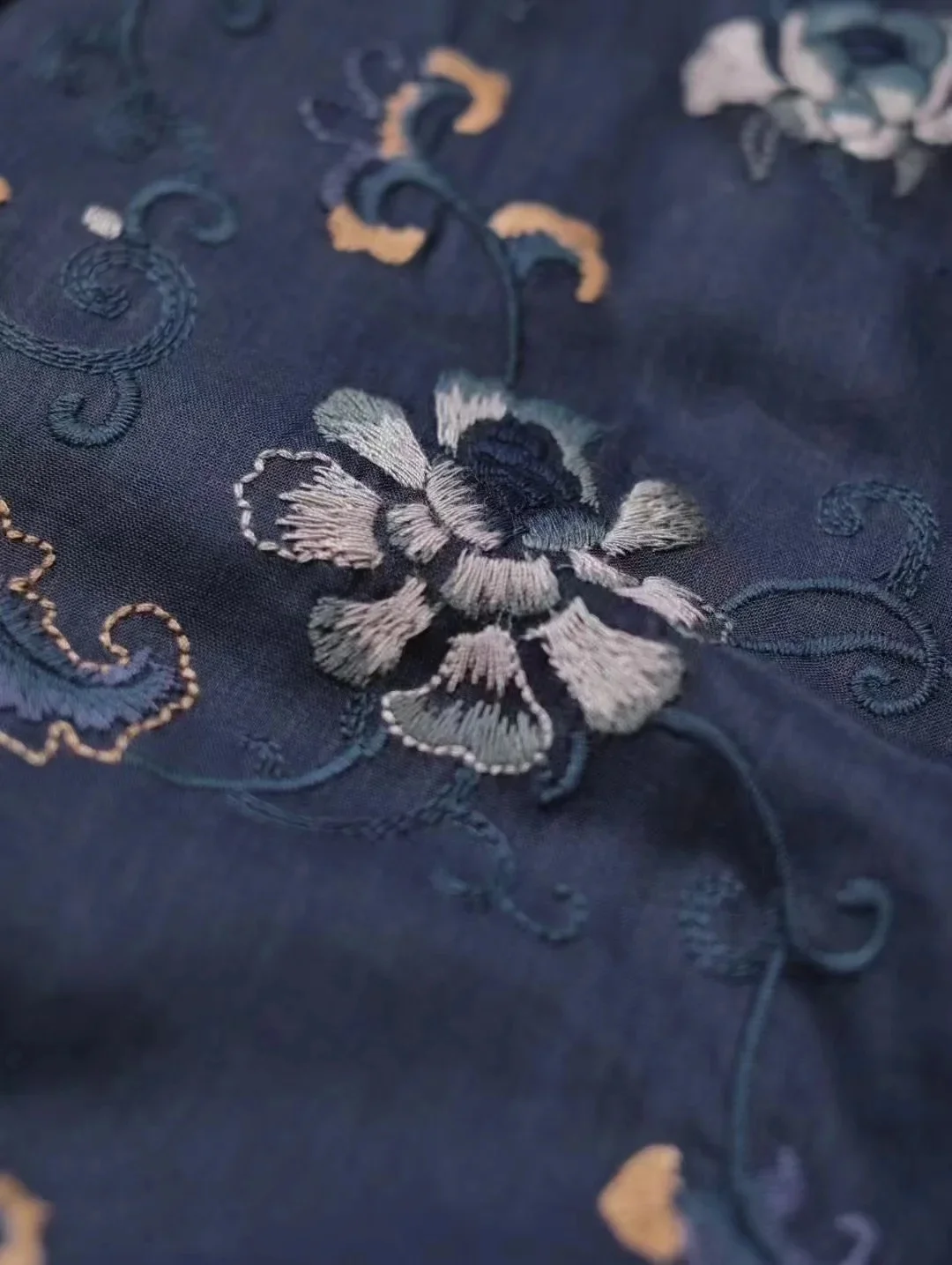 فساتين نسائية كلاسيكية جديدة 100% فساتين فضفاضة مطرزة بطباعة رامي أزرق طويل رداء على الطراز الصيني فساتين للعطلات بنصف كم