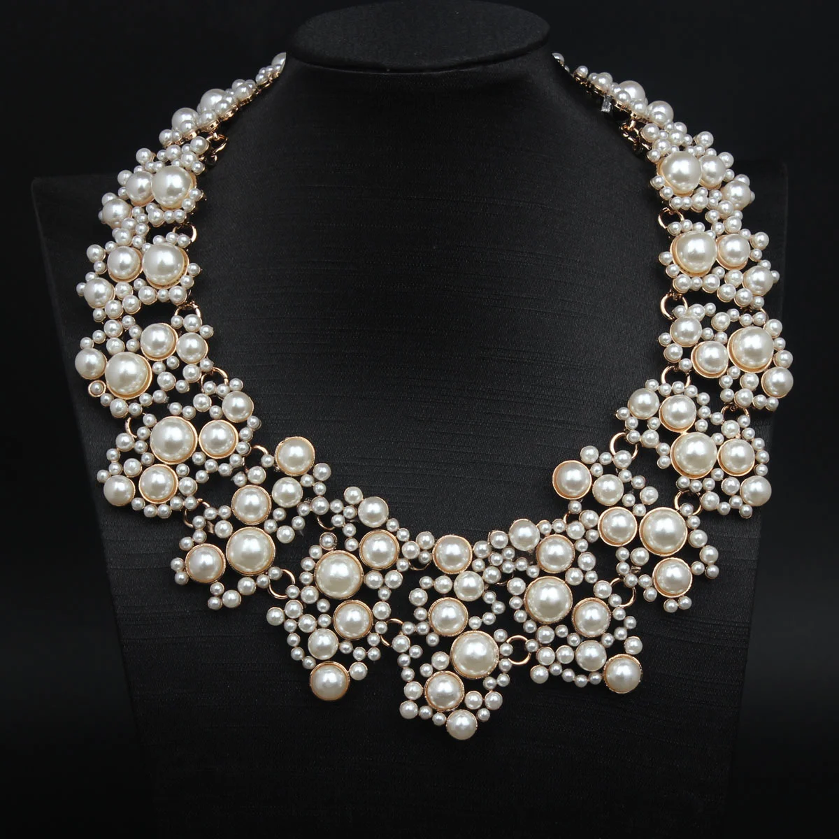 Short pearl fake collar necklace with diamonds. Fashionable retro pearl flowers. Wedding jewelry necklace.