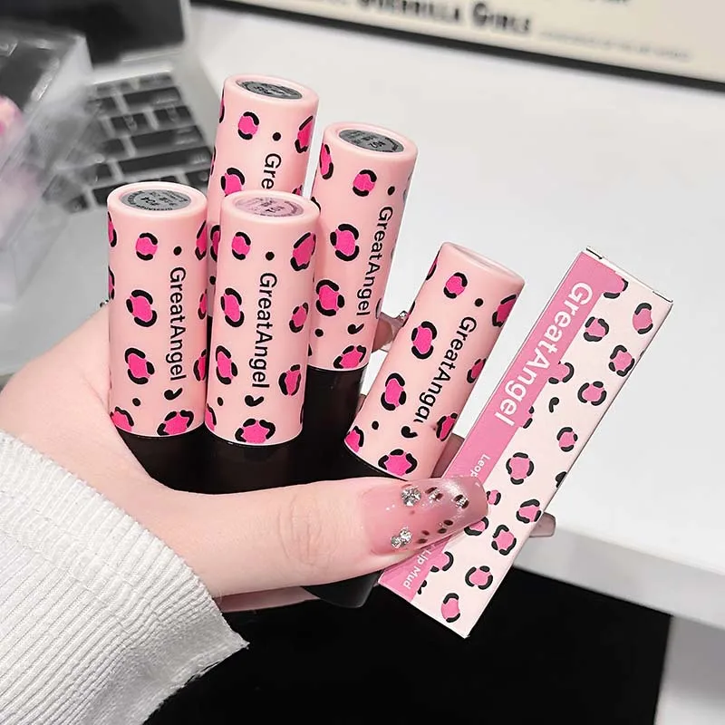 Batom Matte de Veludo, Acabamento Suave e Fluido com Alta Pigmentação, Textura Sedosa e Leve, Confortável para Uso Durante Todo o Dia