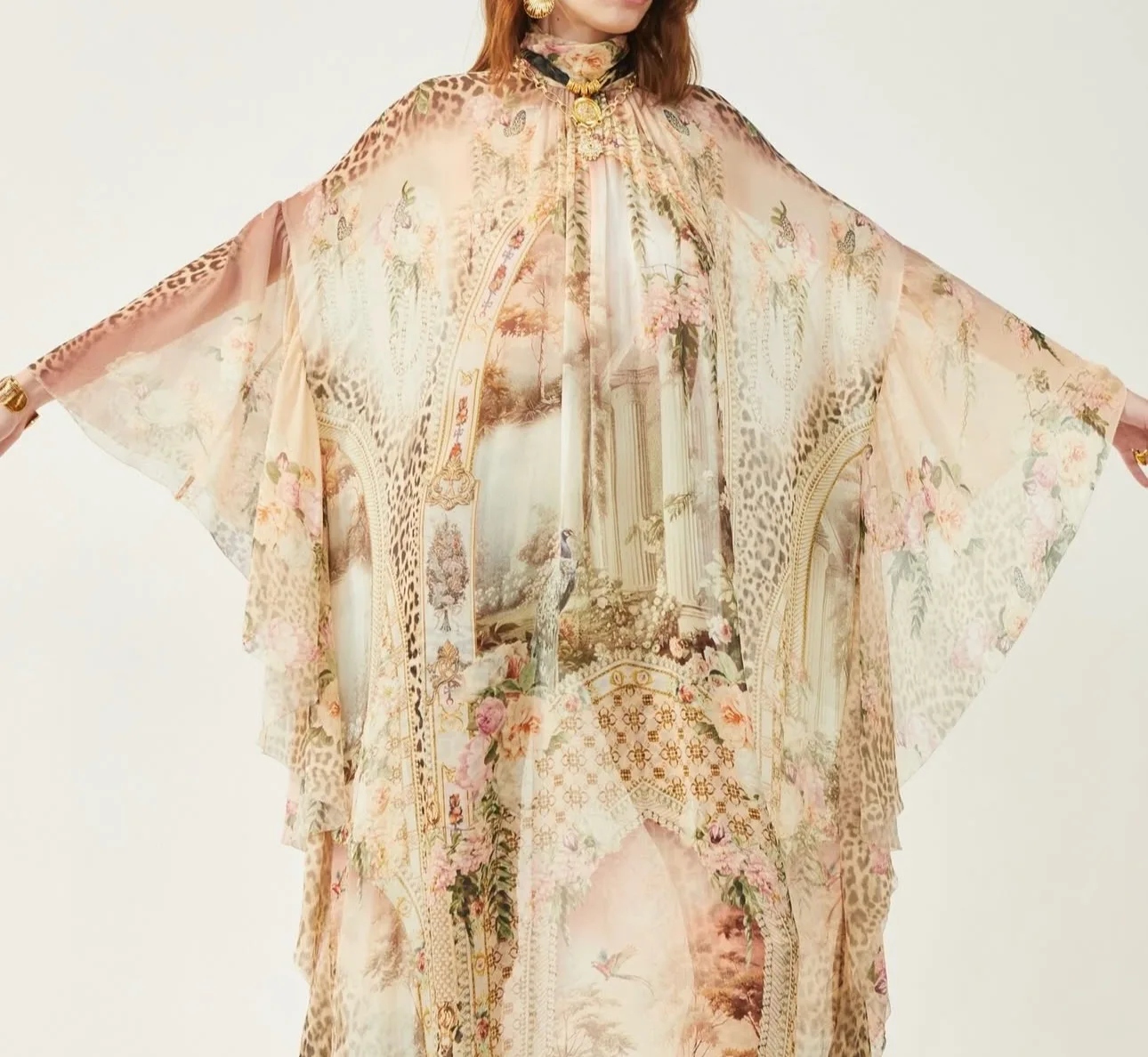 Damska sukienka z wysokim dekoltem, rękawami typu nietoperz, luźna, długa, jedwabna, w różowy wzór w panterkę.