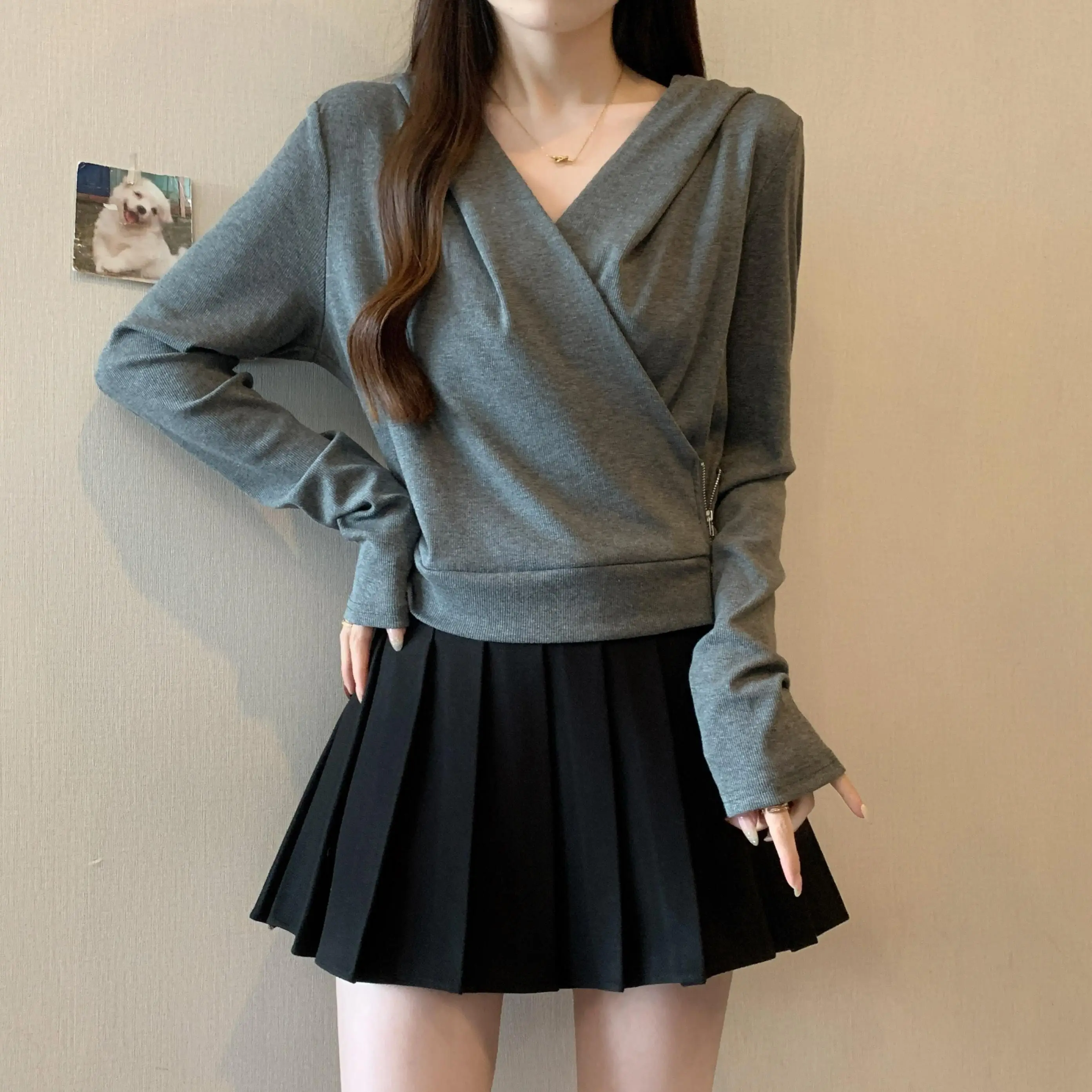 

2025 New V-Neck Cross Hoodie Women's Grey Slim Fit Long Sleeve Base Shirt Fashionable Casual Streetwear Autumn Collection