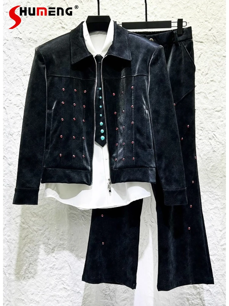 الرجال 2025 الخريف شخصية جديدة 2 قطعة موضة مطرز مشرق الأحجار الكريمة فو سترات من الجلد الرجال بولي بنطال بنطال جلدي أطقم سترات