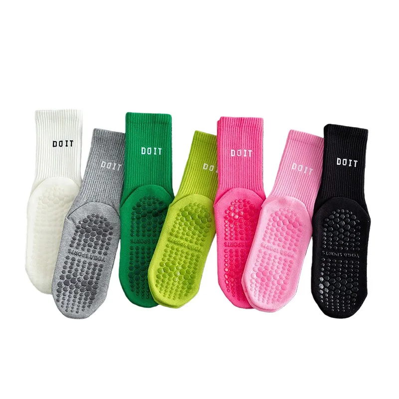 

Европейские размеры 35–40, 1 пара женских и детских носков для йоги до середины икры с красочной подошвой и резиновыми ручками в горошек.