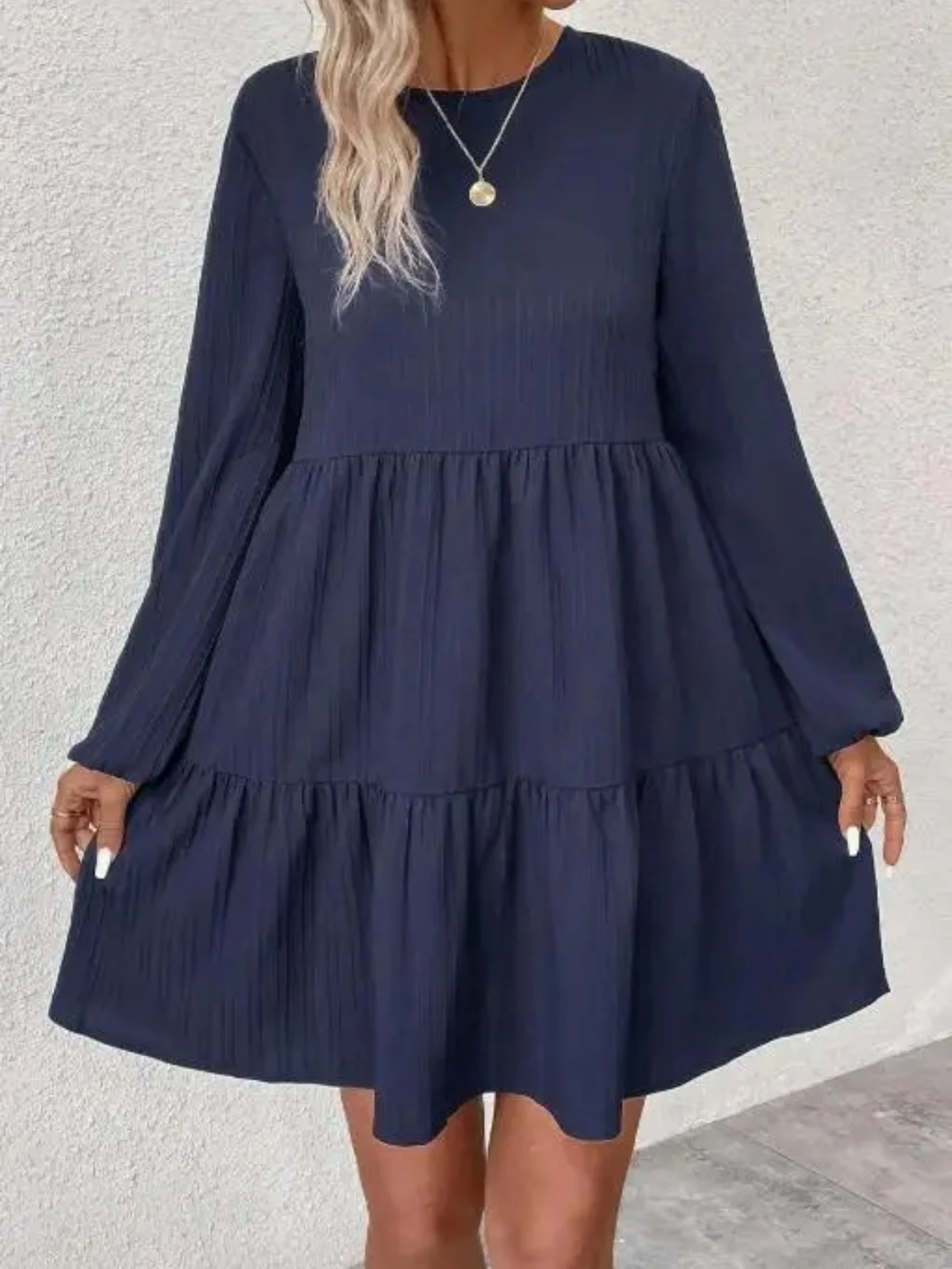 Jesienna nowa sukienka z długim rękawem, jednolita, luźna spódnica o średniej długości.