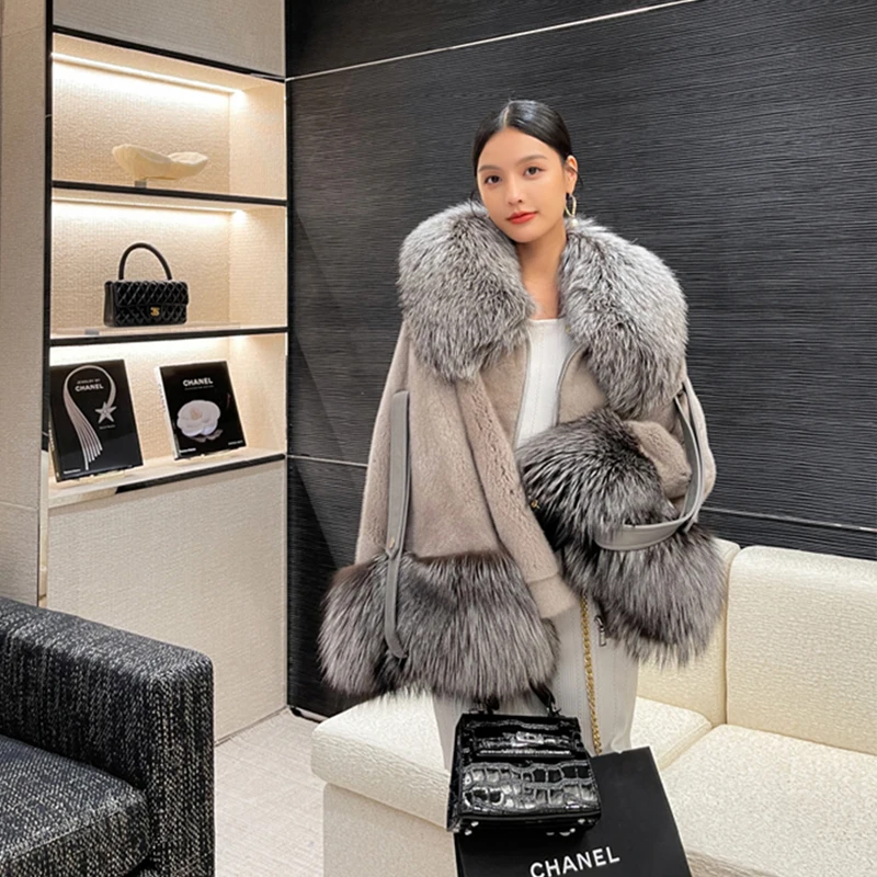 Futro z naturalnego futra norek Ftangaiur Winter Import, fioletowe, standardowe, aksamitne, z krótkim, luźnym krojem i kołnierzem z futra lisa.