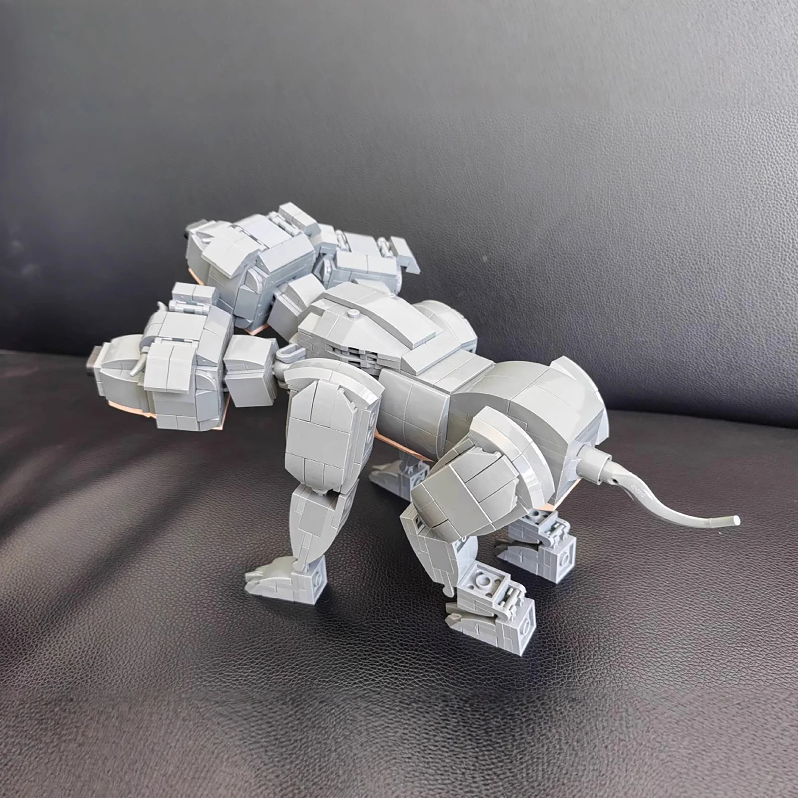 

737 деталей: Креативный конструктор «Трехглавый Кербер» — мифическое существо, собачья порода, обитающая в Аиде. Развивающая модель животного из строительных блоков для детей.