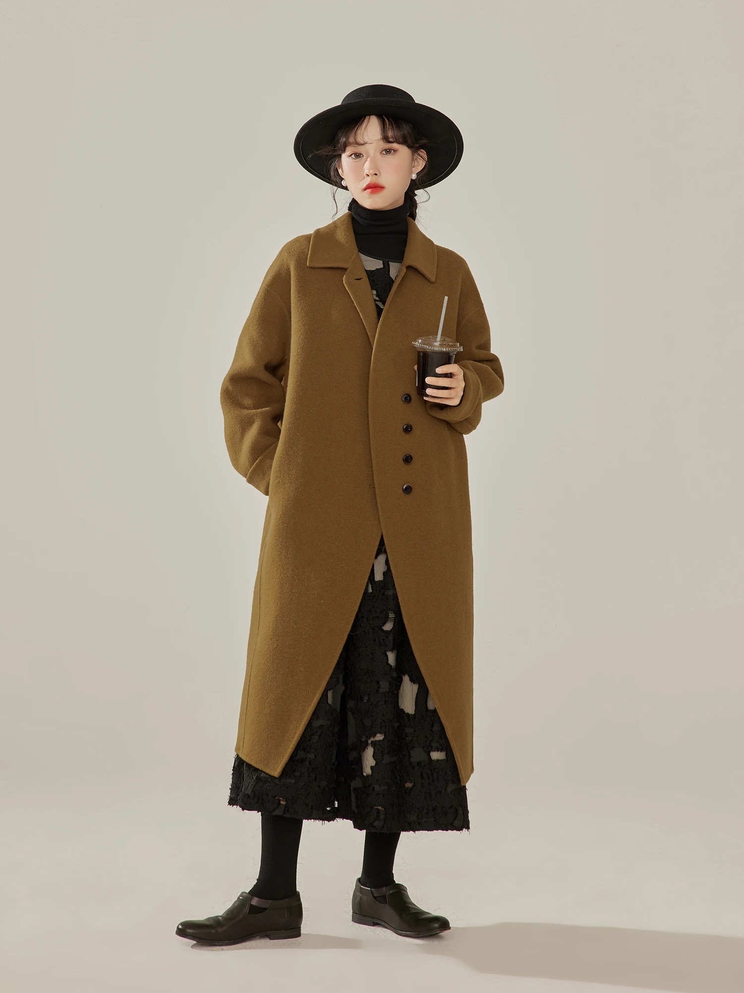 

Мужское двустороннее шерстяное пальто Mensur Maqom цвета кэмел, длинное, приталенное, с воротником в стиле винтажного костюма, на одной пуговице, премиум-класса.