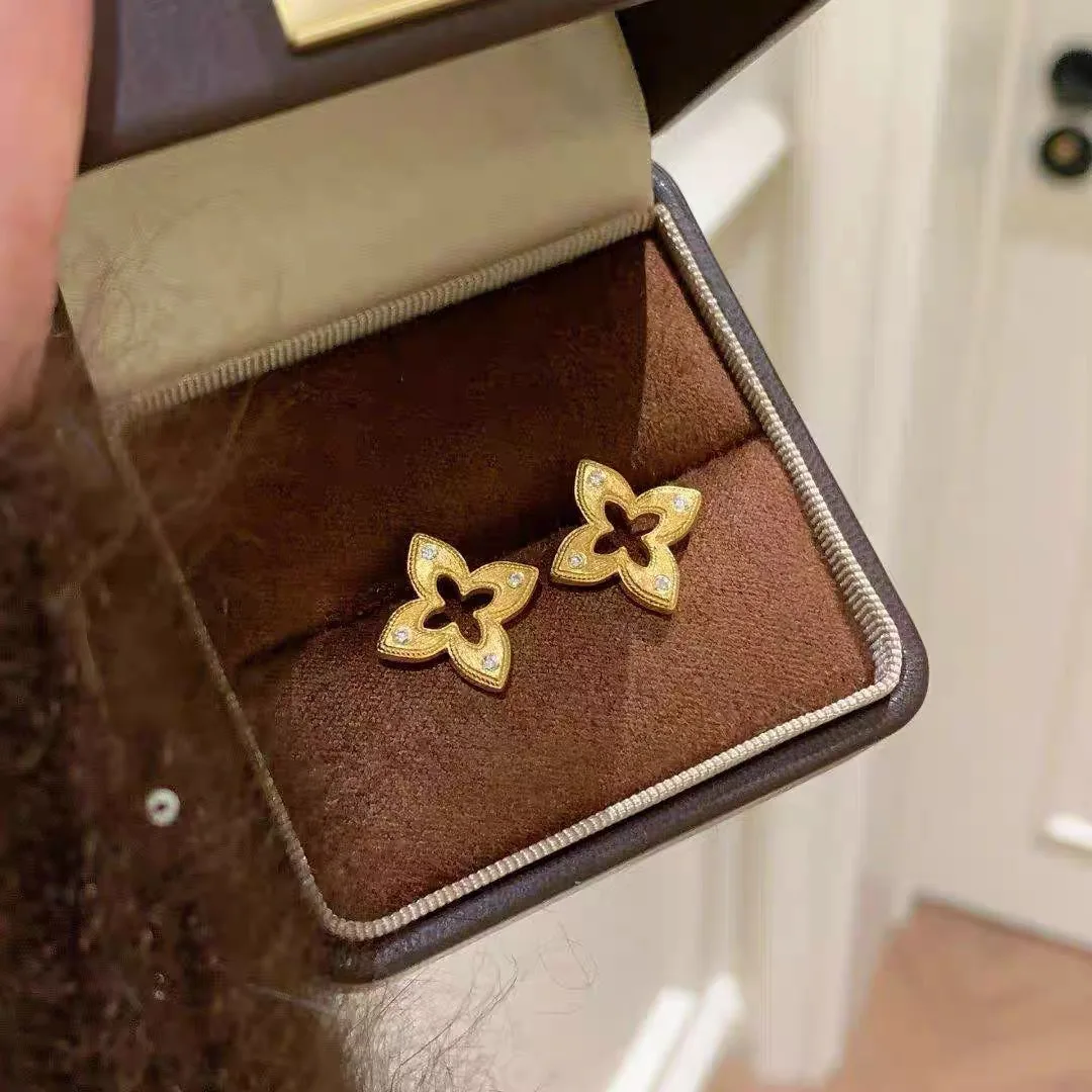 

French Style~Vintage Brushed Four Leaf Clover Hollow Earrings with Diamonds, High-end Feel, Trade Light Luxury Retro Earrings