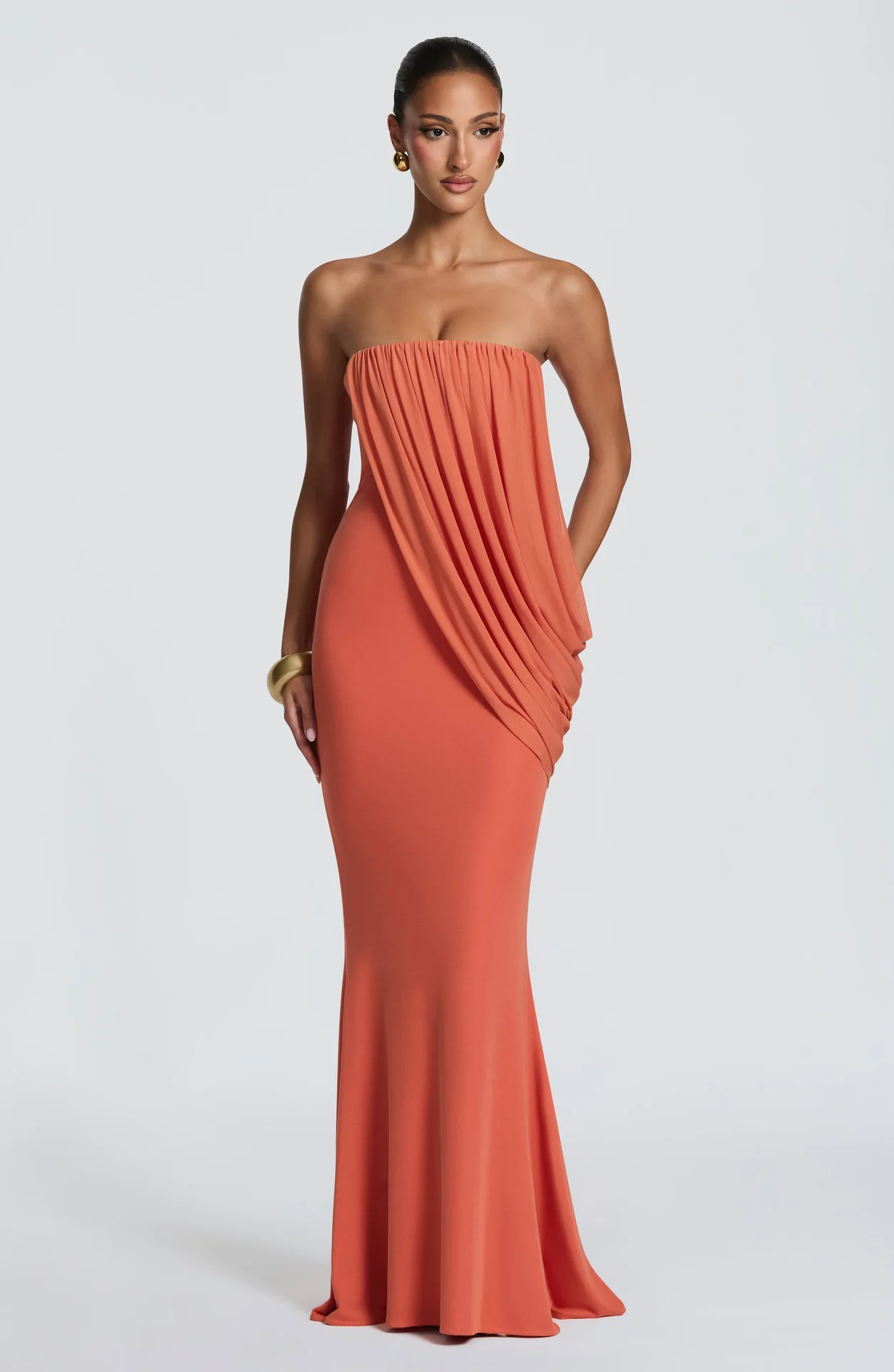 Robe longue sirène drapée sans bretelles pour resort, avec drapé diagonal en cascade, coupe moulante, longueur ras du sol, pour séances photo de mode