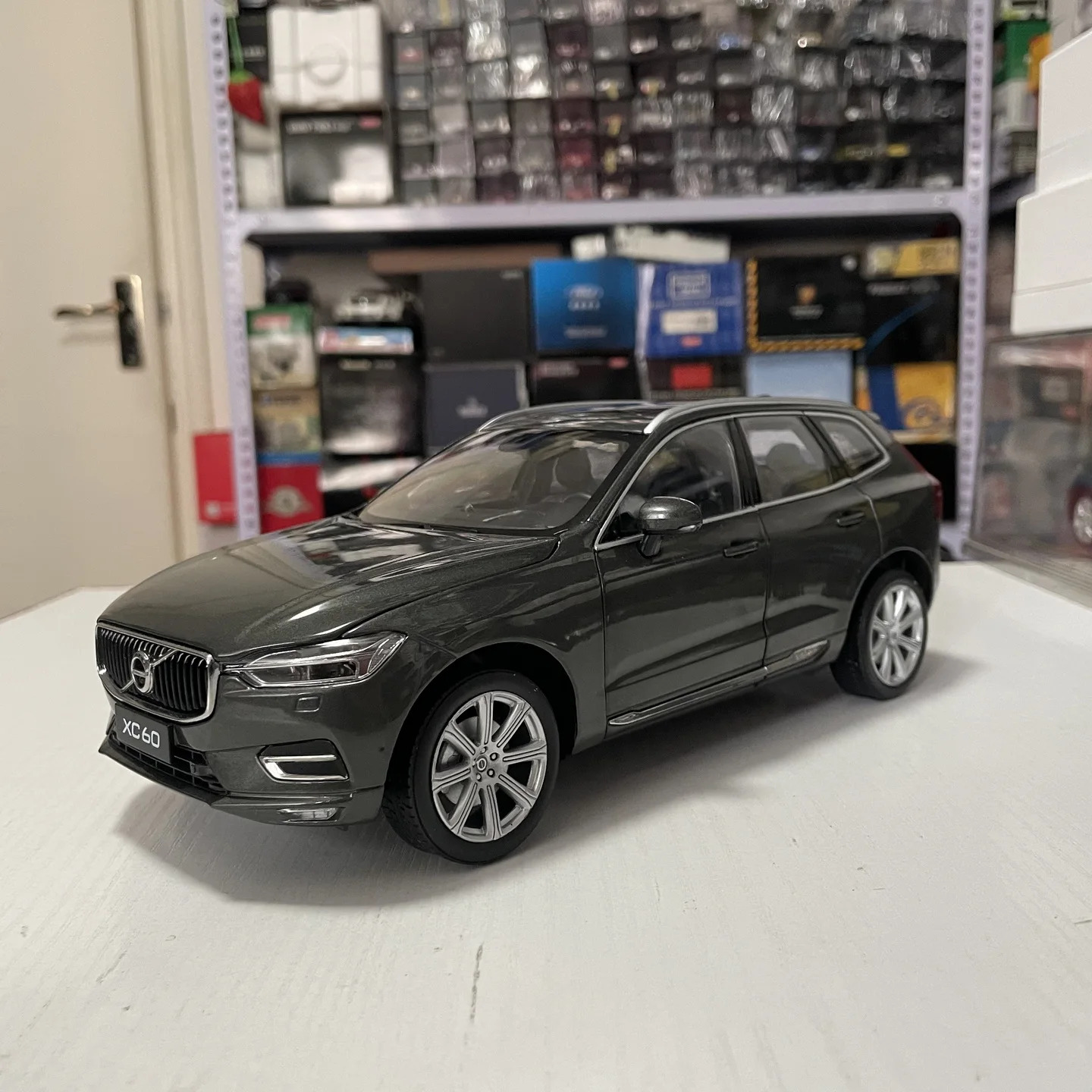 مقياس 1:18 مصنوع من خليط معدني 2018 VOLVO XC60 على الطرق الوعرة ألعاب سيارات نموذج كلاسيكي للحنين هدايا تذكارية للكبار عرض ثابت