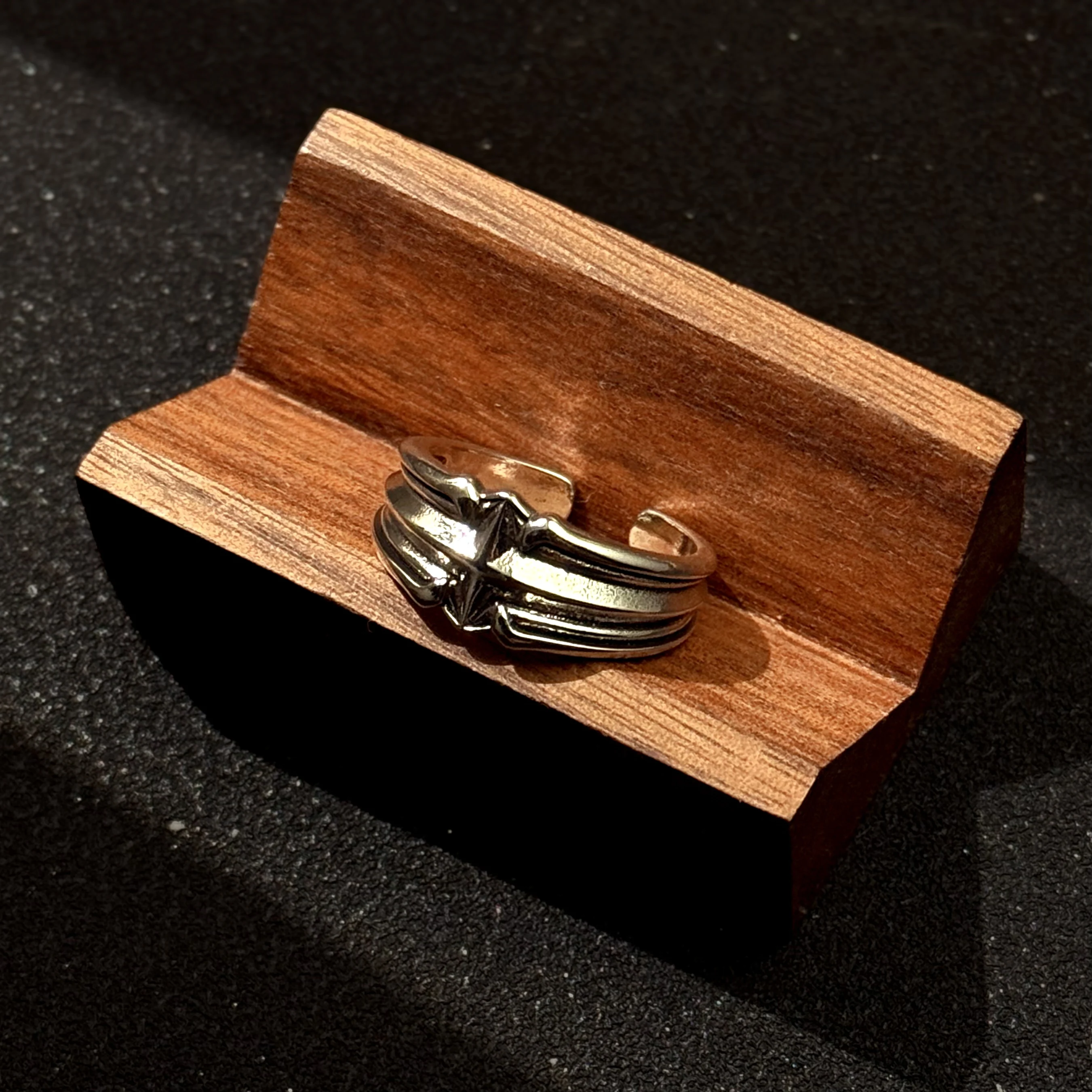 Retro „Astral“ Stern-Ring, verstellbar, offener Ring für Herren, versilbertes Messing, Punk, Gothic, edgy Schmuck, trendige Accessoires, Unisex-Geschenk – Detail 1
