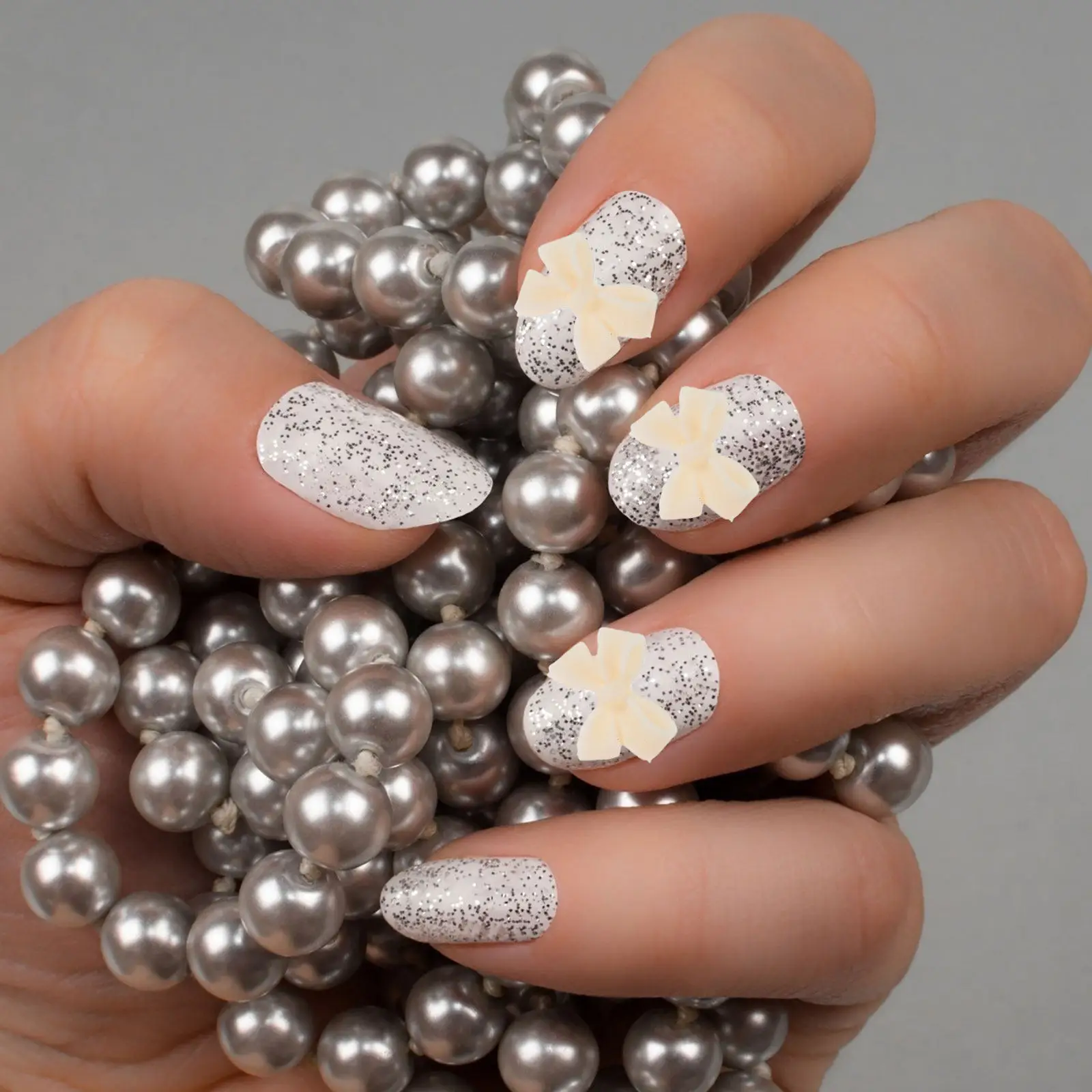 decoracoes-de-unhas-em-estilo-laco-com-perolas-tamanho-pequeno-decoracoes-Unicas-para-manicure-diy-e-festa