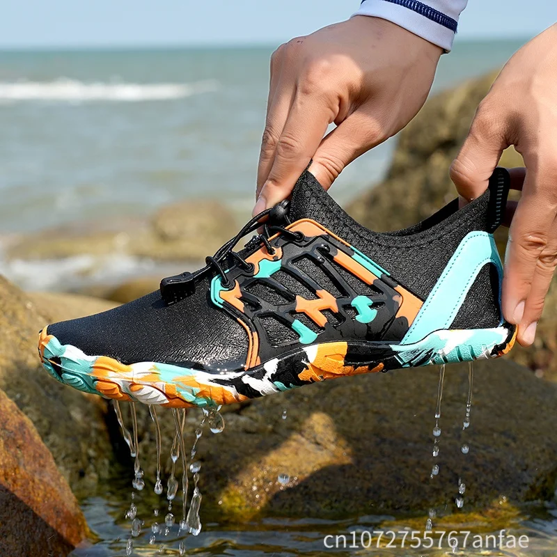 Nouvelles chaussures aquatiques pour hommes et femmes, chaussures de natation pieds nus, chaussures aquatiques à cinq doigts, chaussures de plage colorées, baskets légères unisexes pour la plage et le bord de mer