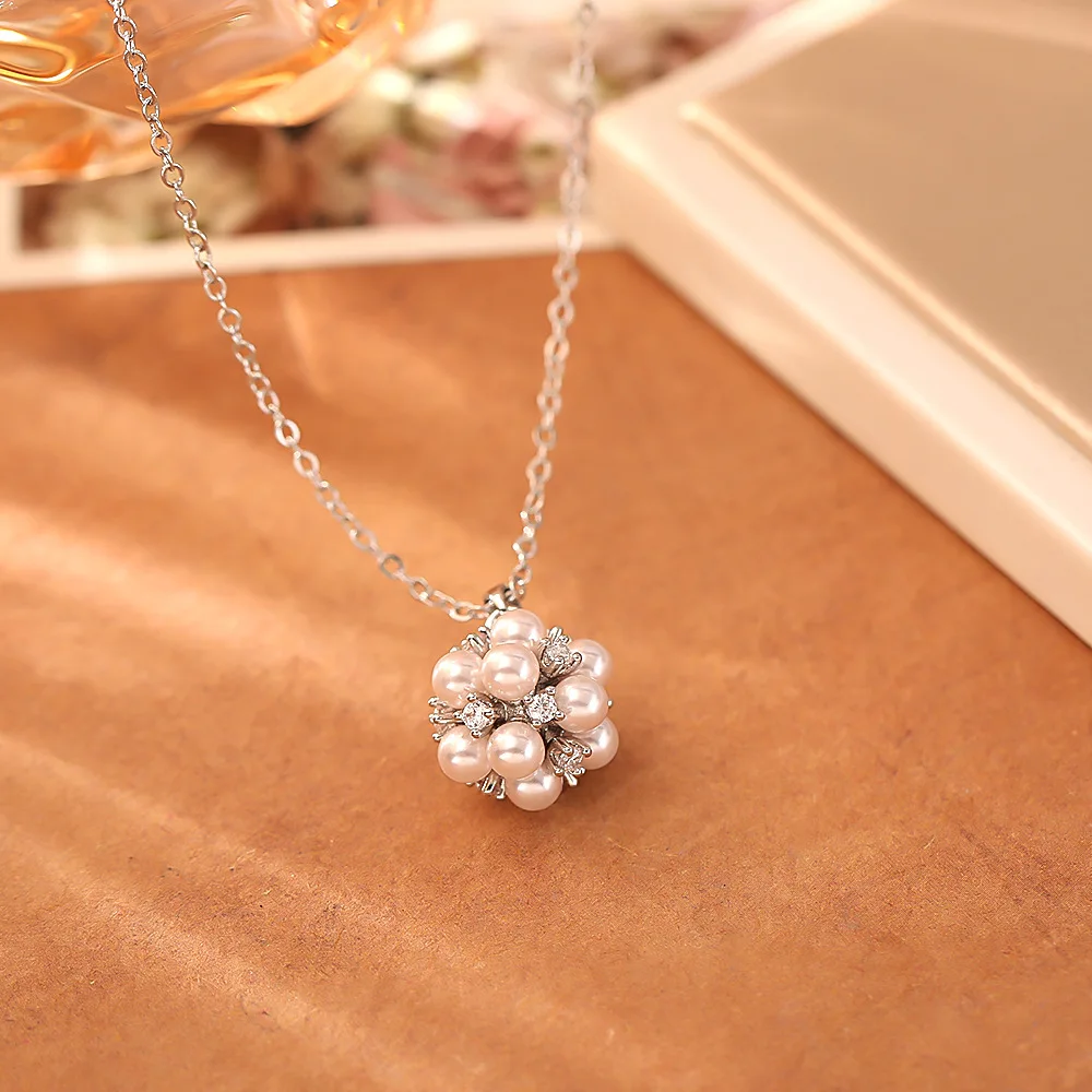 

Exquisite and fashionable millet beads hydrangea pearl pendant necklace high-end elegant zircon temperament clavicle chain