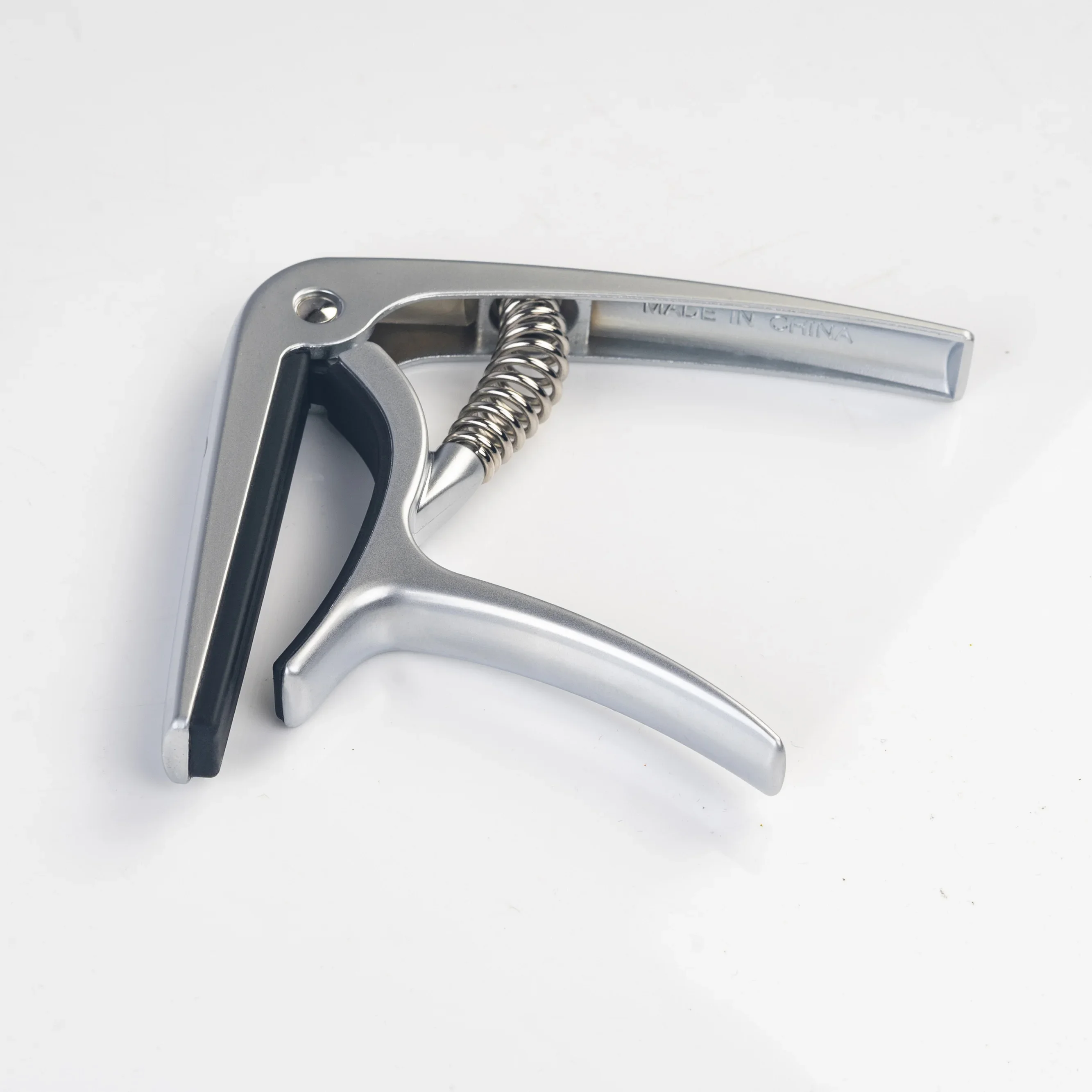 GUITTO GGC-04 Gitarren-Capo für akustische klassische E-Gitarre, universelles Zubehörteil, multifunktionale Stimmklemme aus Zinklegierung – Detail 3
