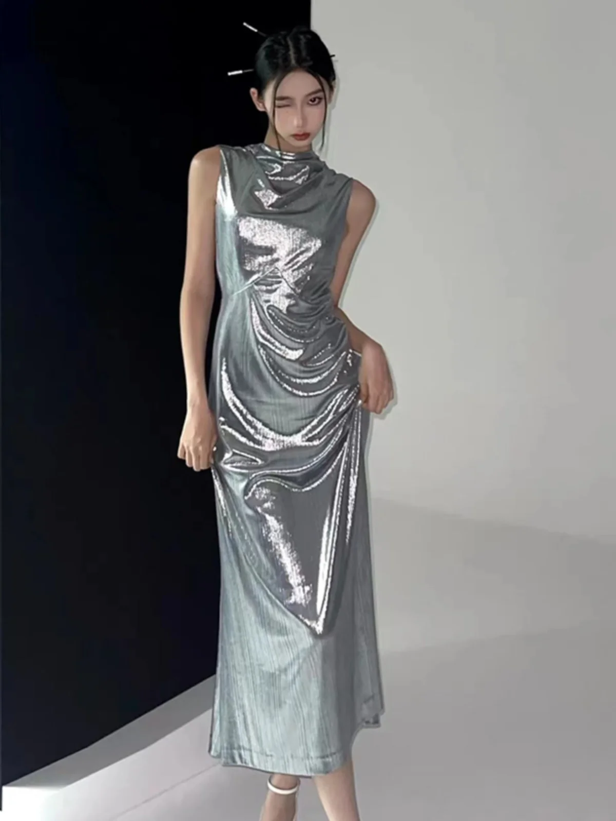 Metallic Silver Fried Street Backless Dress Female 2023 New Summer French Style Temperament High Sense Formal Dress Sexy Dress