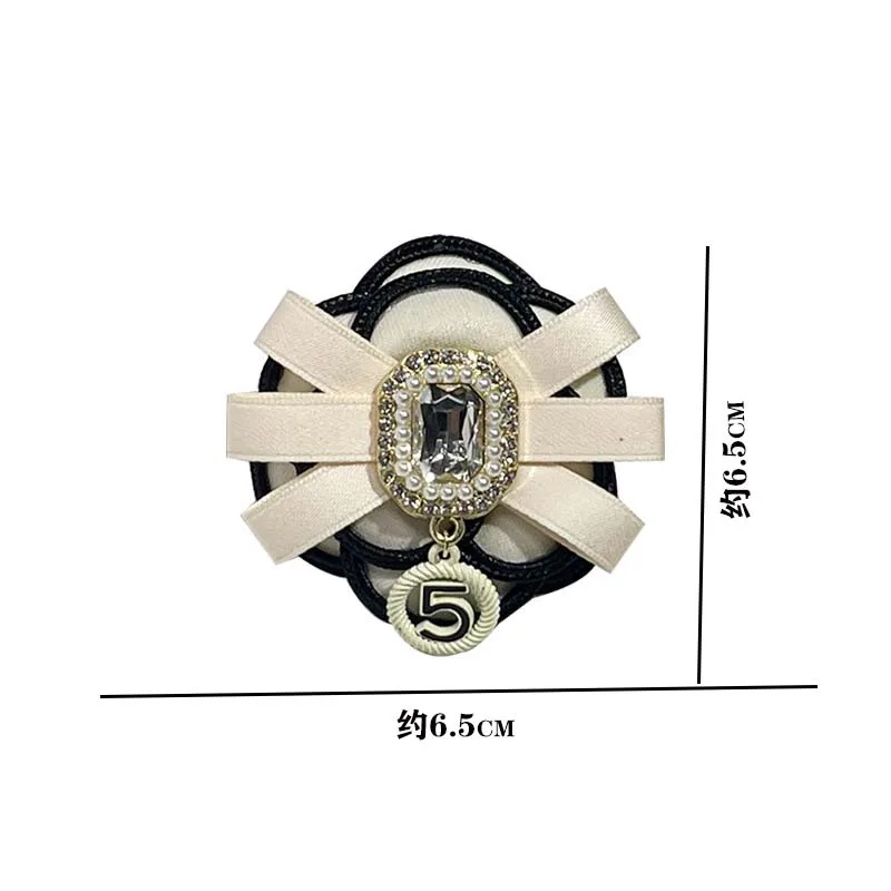 Broche de flor de Camelia de tela coreana para mujer, alfileres de estilo universitario, pajarita de cristal con perlas, insignia de moda, accesorios de joyería