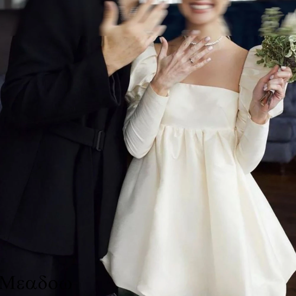 カスタマイズされたサテンフォーマルウェディングドレスエレガントなスクエアカラー高品質ブライダルパーティー魅力的なミニ丈繊細なブライダルドレス