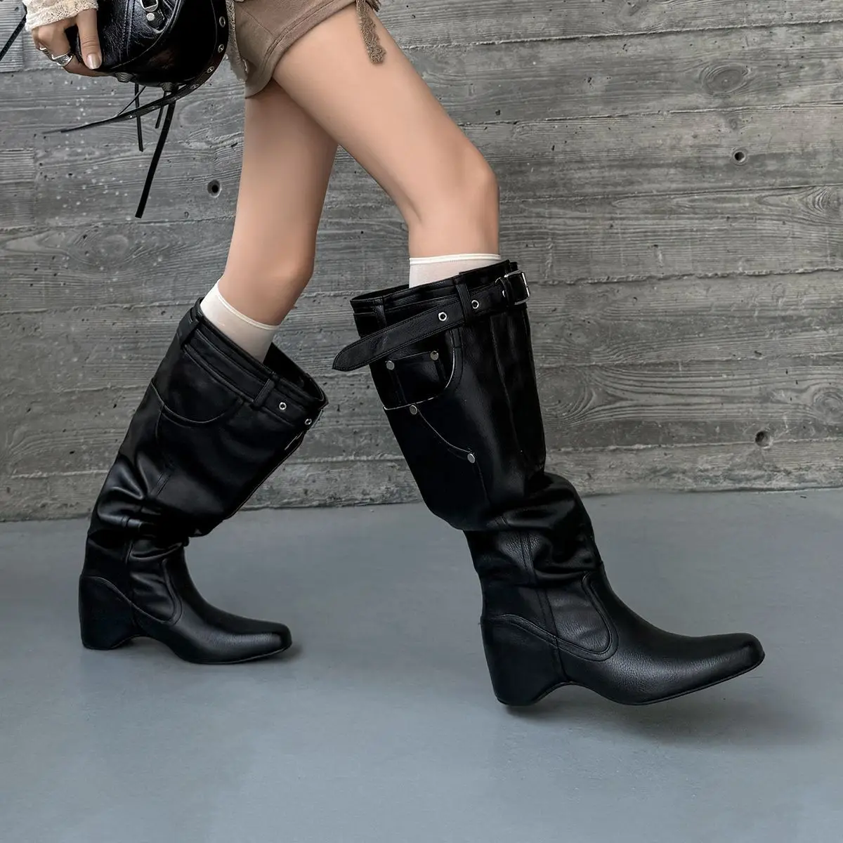 

Arden Furtado Плиссированные сапоги до колена из микрофибры с увеличенной внутренней частью Квадратный носок Высокий каблук с пряжкой на ремне Большие трубчатые сапоги