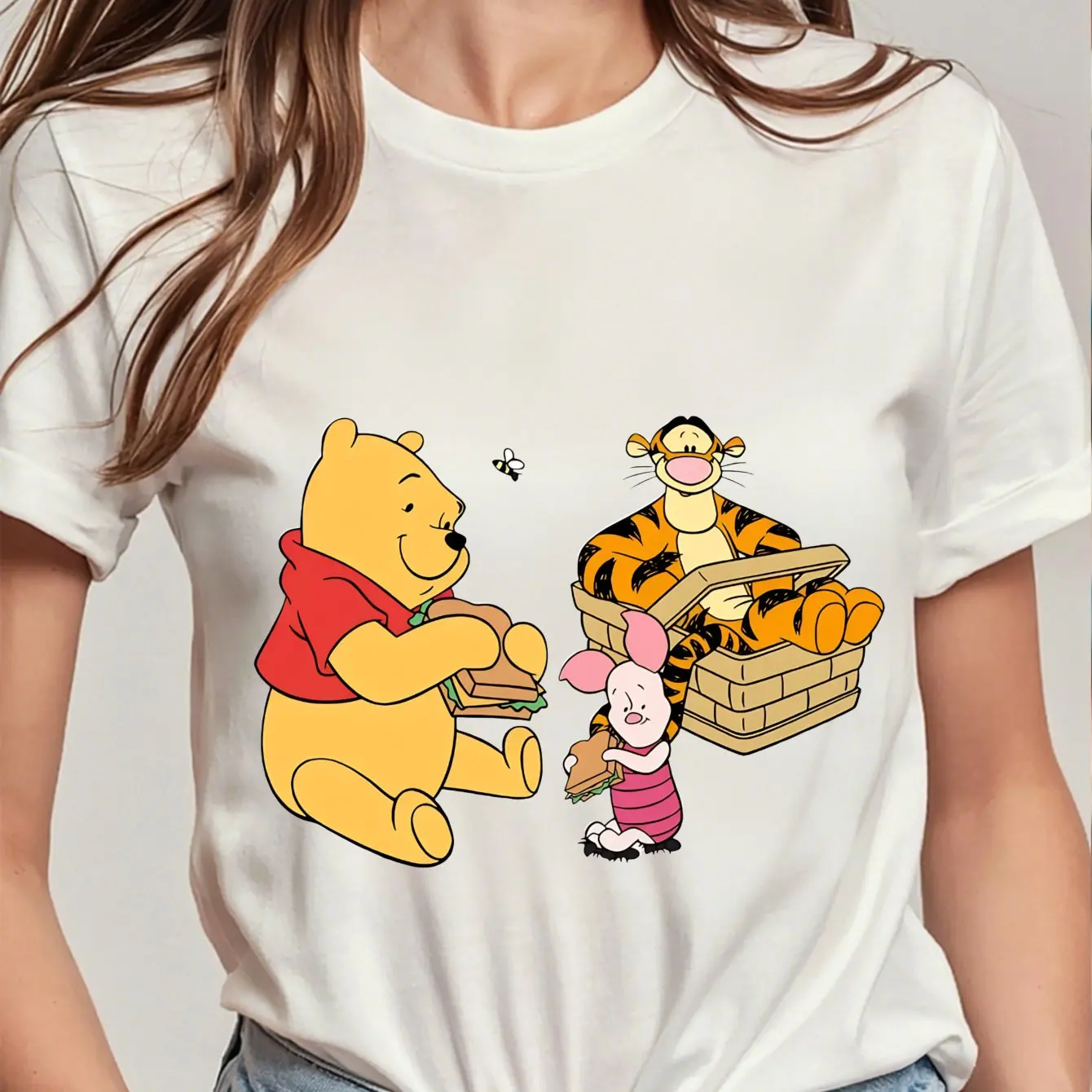 تي شيرت نسائي من Disney Winnie The Pooh & Friends مصنوع من القطن بأكمام قصيرة - تي شيرت برسومات كرتونية لطيفة باللون الأسود مع وعاء عسل