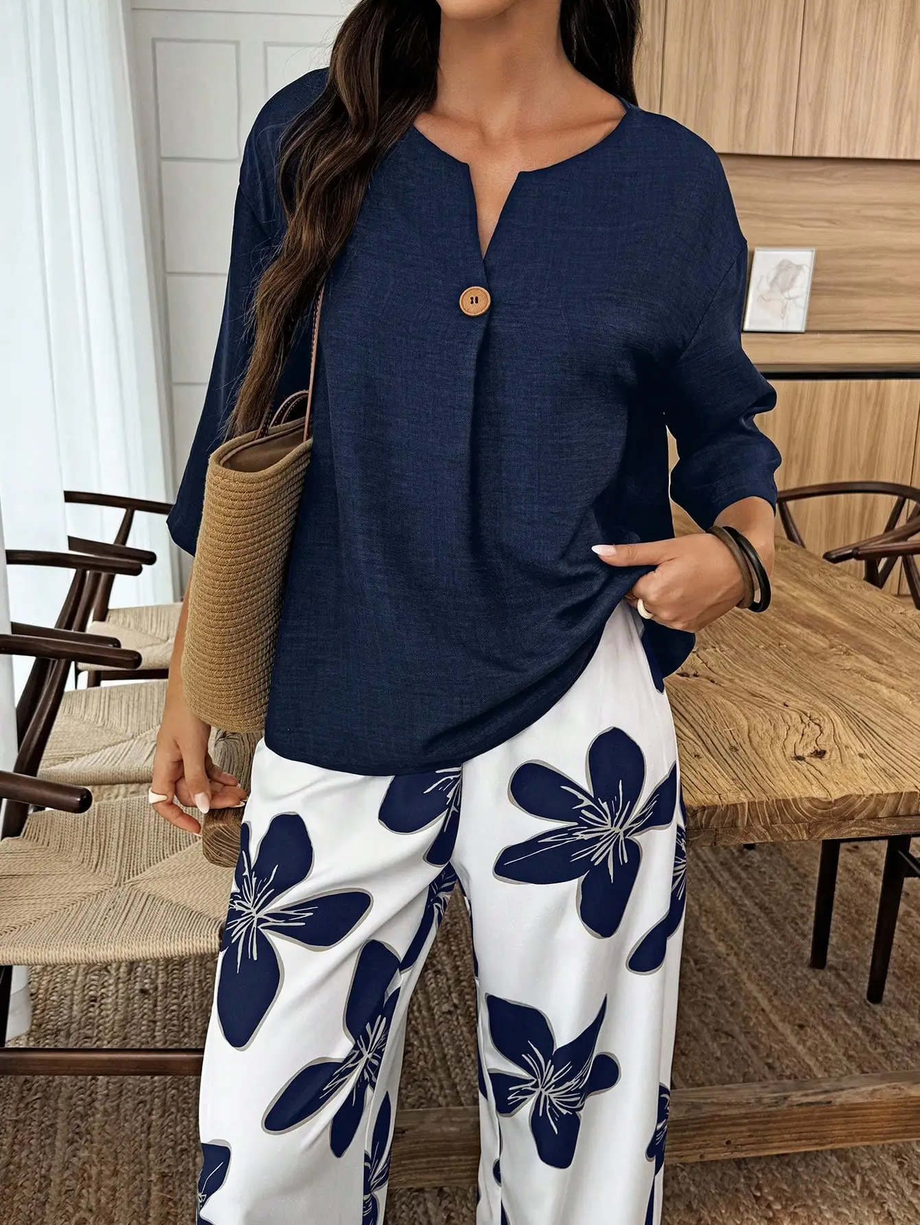 

Повседневный комплект: однотонная рубашка и широкие брюки с цветочным принтом